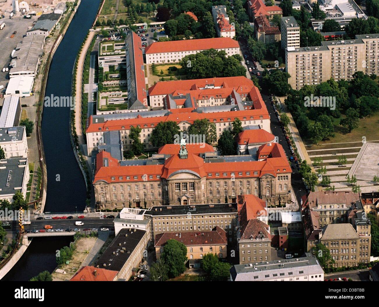 (Afp) - une vue sur le ministère fédéral de l'économie et du travail dans Scharnhorststrasse Scharnhorst (rue) à Berlin, 12 juin 2003. Banque D'Images