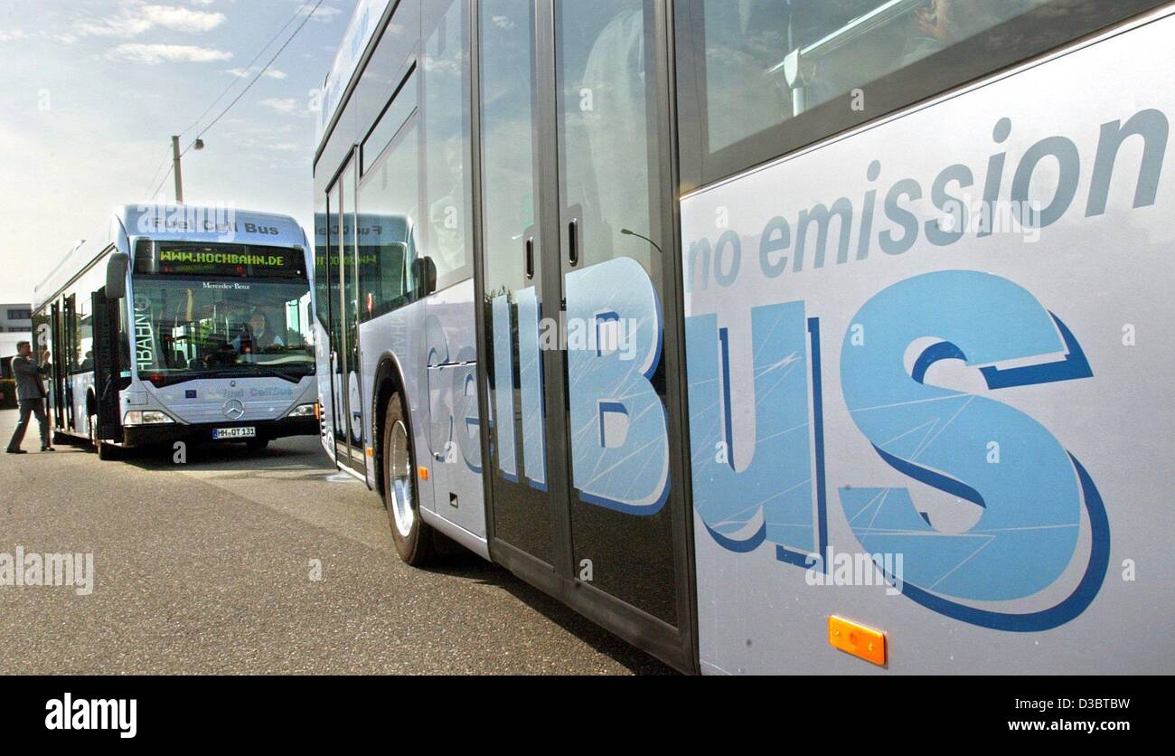 (Afp) - Deux des trois nouveaux bus à pile à combustible sont vus lors de leur inauguration à Hambourg, le 15 septembre 2003. Le premier autobus à pile à combustible sont testés en exploitation commerciale dans la ville. Les trois véhicules sont une partie d'un projet européen, dans laquelle trente des bus Mercedes Benz sont testés dans dix Banque D'Images