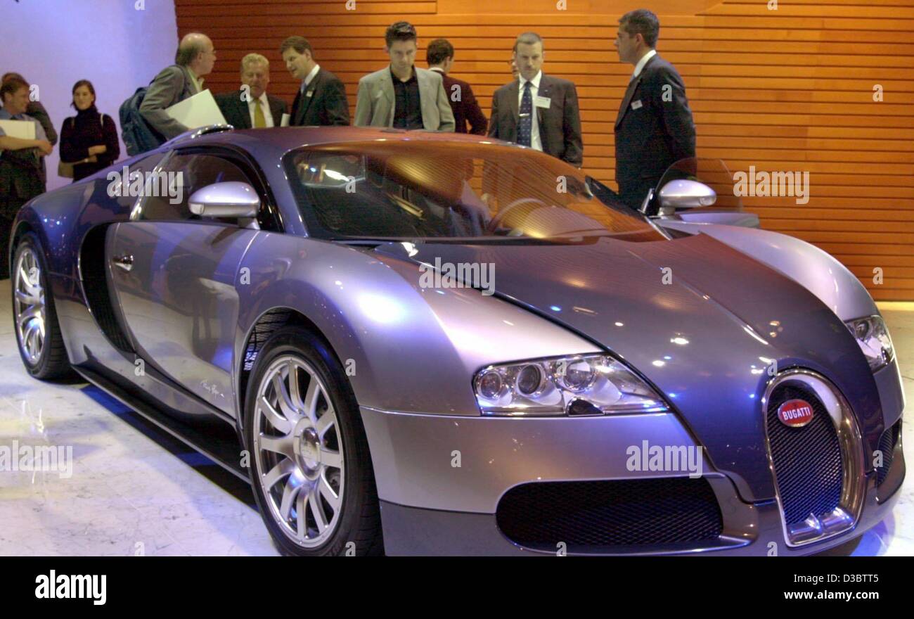 (Afp) - Un groupe de visiteurs autour de la nouvelle Bugatti Veyron 16.4 à l'IAA de Francfort car show international, Allemagne, le 9 septembre 2003. La Veyron 16.4 dispose d'un moteur 16 cyclinder qui rapporte jusqu'à 1001 chevaux. La marque classique italien inspire certaines personnes bien nanties à examiner de plus près Banque D'Images