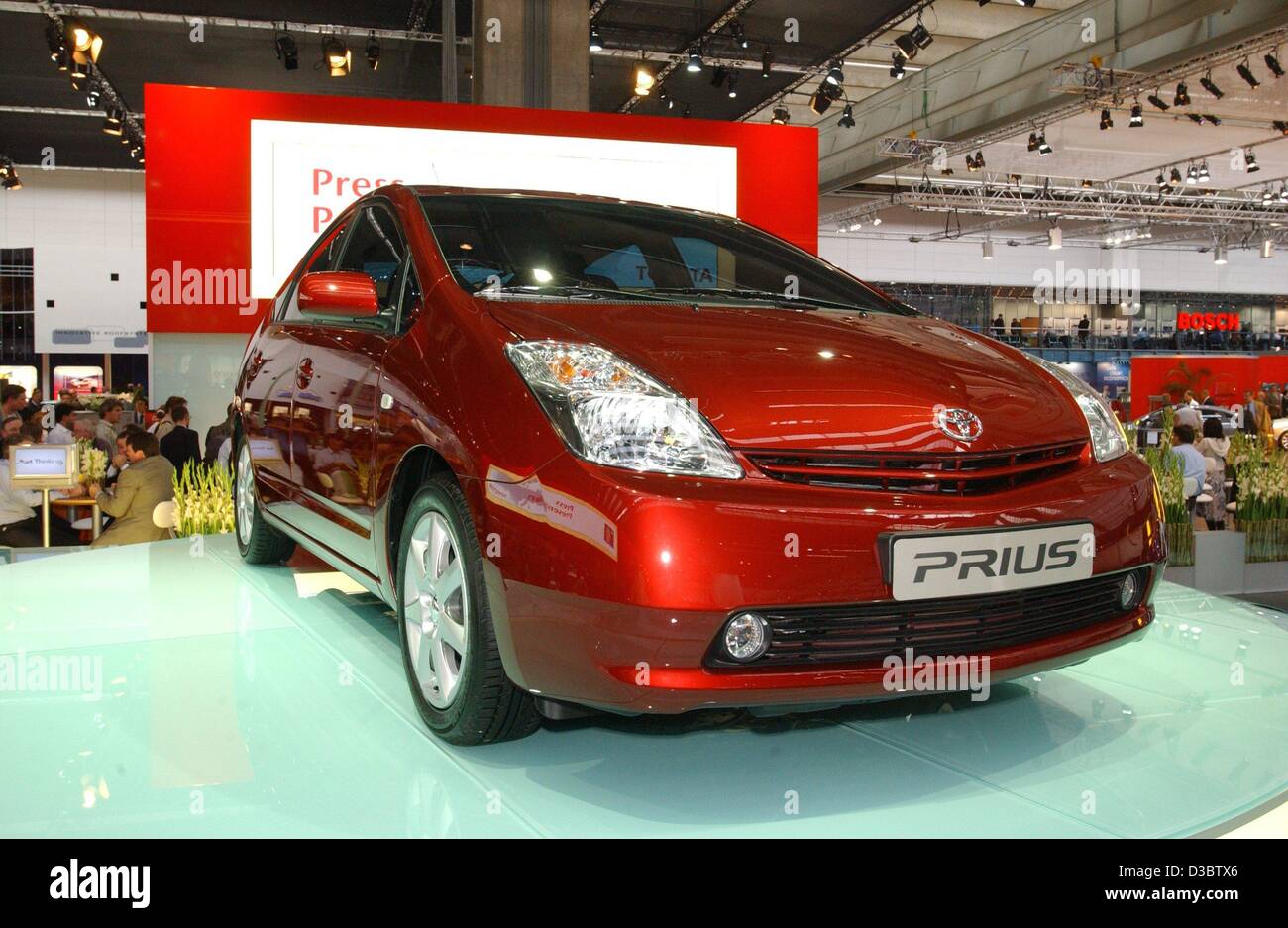 (Afp) - La nouvelle Toyota Prius est présenté à la 60e international salon automobile IAA de Francfort, Allemagne, le 9 septembre 2003. La nouvelle Prius est équipée de la nouvelle génération du système hybride Toyota (THS II), s'est développée autour de la notion de système Hybrid Synergy Drive qui représente une fusion sophistiquée de l'e Banque D'Images