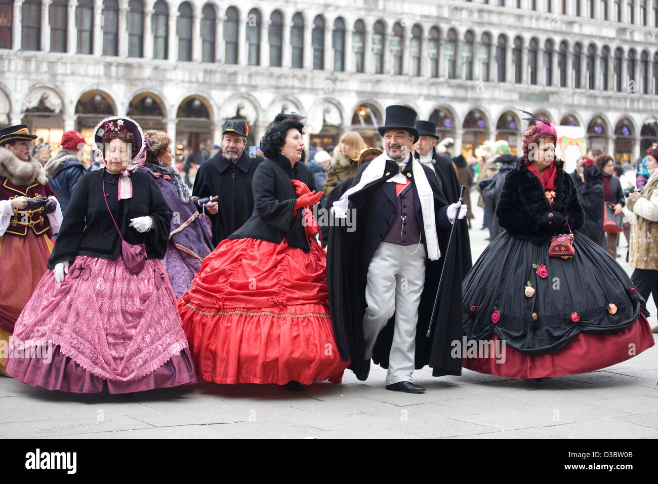 Mesdames et Messieurs de vous diriger vers le bal masqué à la place Saint Marc Venise Banque D'Images