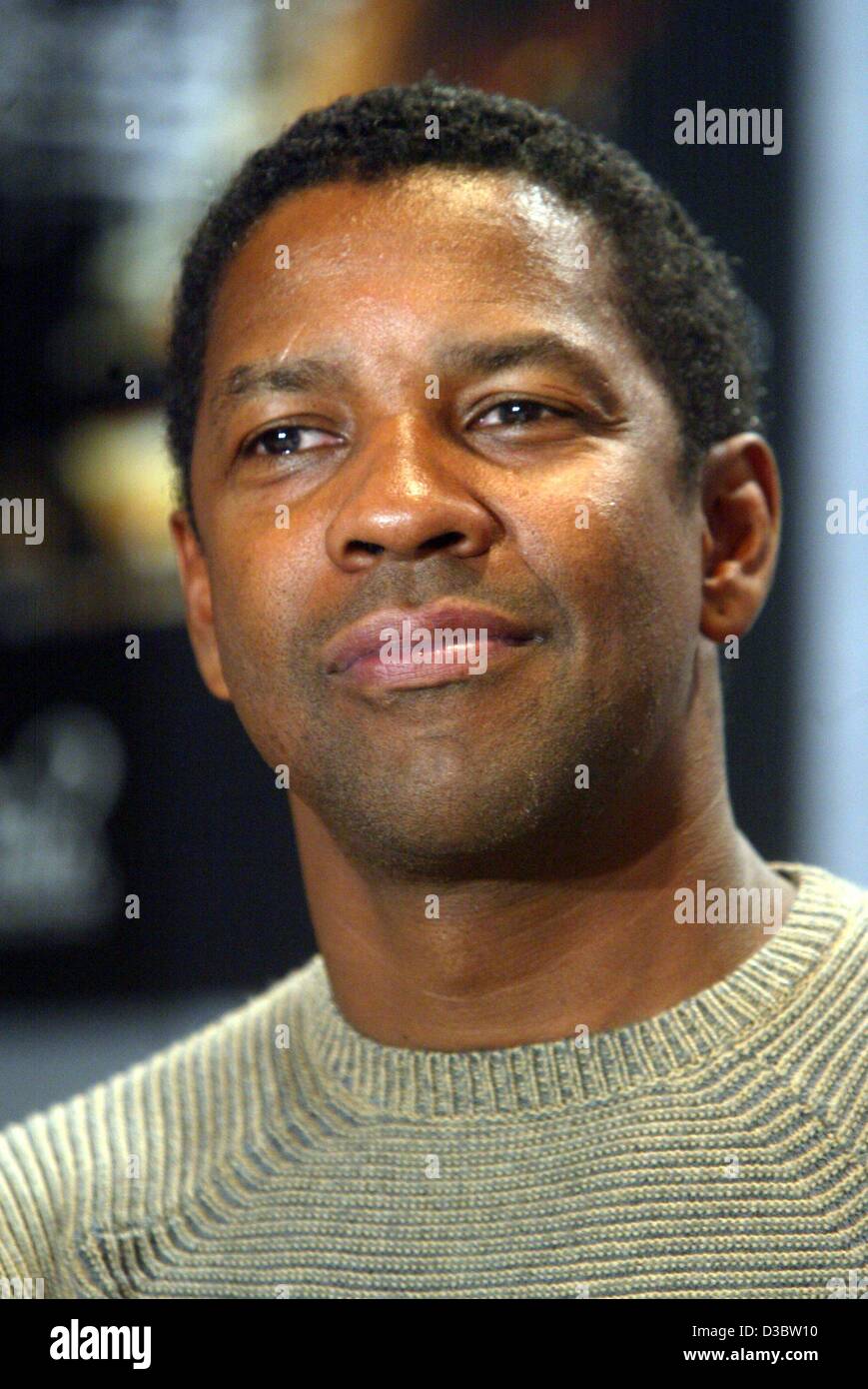 (Afp) - L'acteur américain Denzel Washington sourit lors d'une conférence de presse au Festival du film de Toronto à Toronto, Canada, le 7 septembre 2003. Washington a présenté son nouveau film 'hors du temps'. Banque D'Images