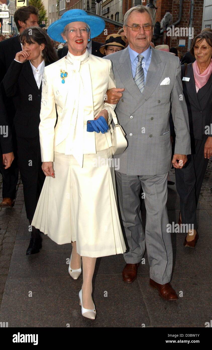 (Afp) - La Reine Margrethe II de Danemark et son époux le Prince Henrik marche bras dessus bras dessous le long d'une rue à Luebeck, Allemagne, 5 septembre 2003. Le premier arrêt est Luebeck du couple royal danois qui sont en visite officielle en Allemagne. Banque D'Images