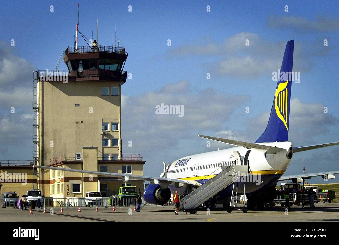 Un Boeing 737 de la compagnie low-cost irlandaise Ryanair se dresse sur l'aéroport de Francfort Hahn Hahn, Allemagne, 15 août 2003. Mots-clés : Economy-Business-Finance, EBF, Voyage, Tourisme et Loisirs, aéroport, avion, aéronef, tour, boeing 737 , Ryanair, Hahn, Allemagne:DEU, vue générale Banque D'Images