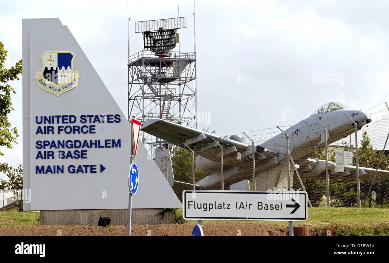 (Afp) - Un avion A-10 de l'US Air Force se trouve à l'entrée de la base aérienne américaine à Spangdahlem, dans l'ouest de l'Allemagne, le 2 septembre 2003. La piste a été élargie pour permettre également des avions gros porteurs à la terre et à décoller de la base aérienne. Banque D'Images