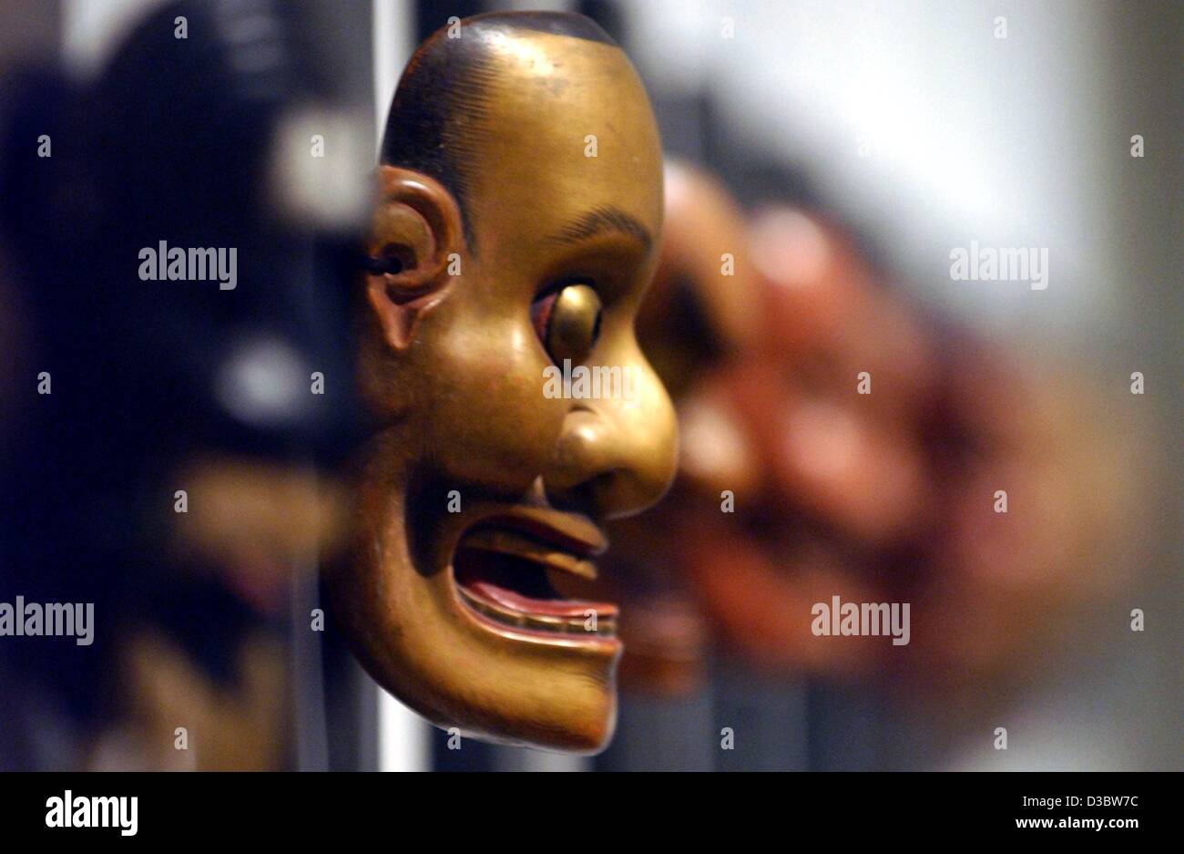 (Afp) - une précieuse collection d'aucun Japonais masques sont présentés lors d'une exposition à la Bundeskunsthalle de Bonn, Allemagne, 4 septembre 2003. Le 30 masques du Naito musée dans la ville Nobeoka sont pour la première fois montré en dehors du Japon. La collection comprend des masques depuis le 16e siècle Banque D'Images