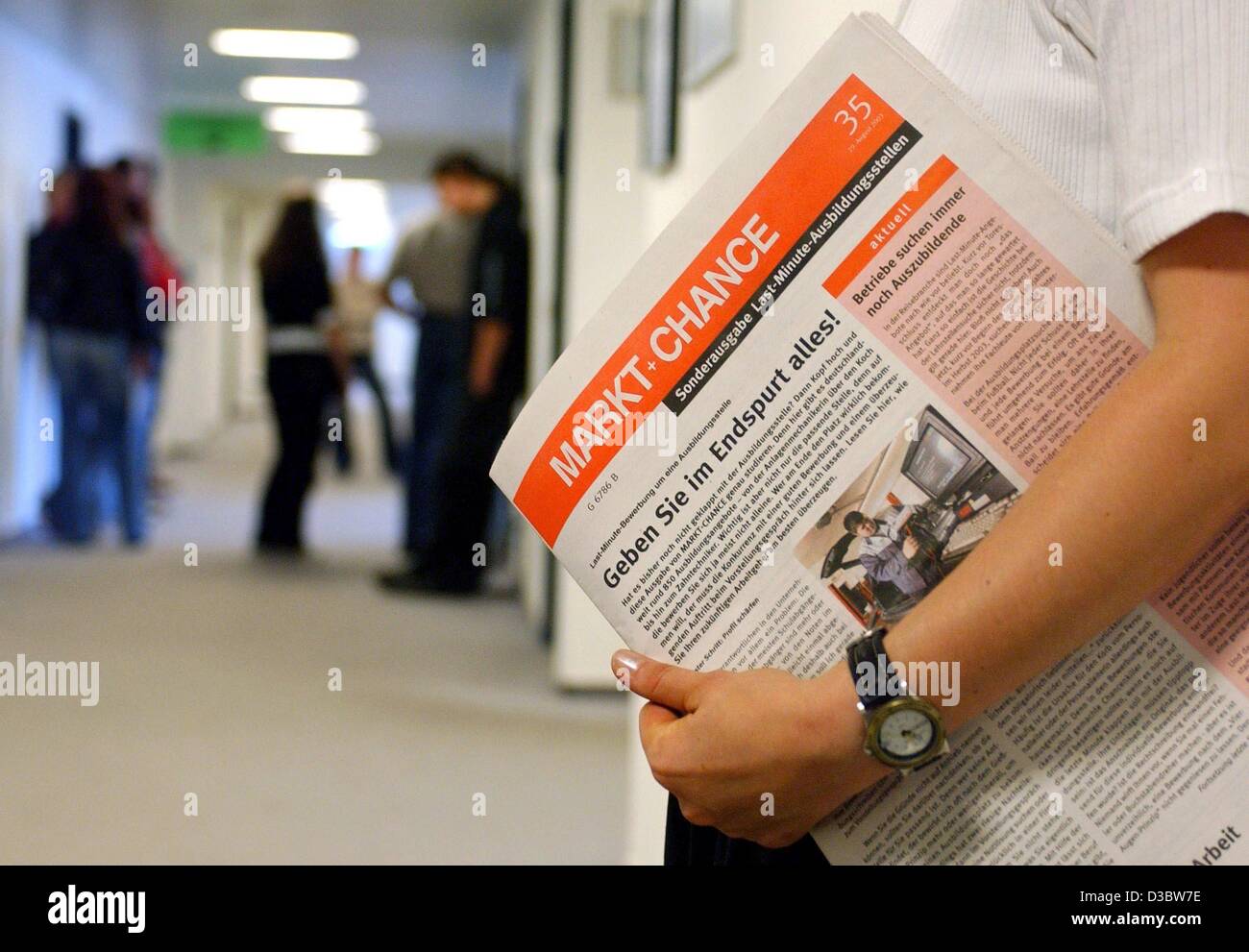 (Afp) - Une femme portant un magazine d'offres d'emploi, appelé Markt-Chance marché (chance), attend pour un rendez-vous au centre pour l'emploi à Cottbus, Allemagne de l'Est, 1 septembre 2003. Dans la ville de Cottbus, le chômage a atteint un taux de 19,1 pour cent. Le 4 septembre 2003, le gouvernement fédéral de l'emploi Banque D'Images