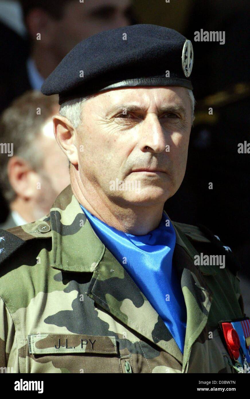 (Afp) - Le général français Jean-Louis Py assiste à une cérémonie à l'Eurocorps siège à Strasbourg, France, 4 septembre 2003. Il prend le commandement des forces armées, qui commémore son 10e anniversaire. Le corps a été en mission pour l'Europe et l'OTAN, et a été impliqué Banque D'Images