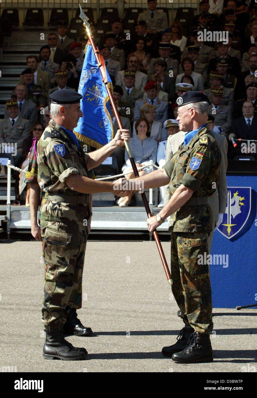 (Afp) - Le commandant de l'Eurocorps allemand sortant Holger Kammerhoff (R), serre la main avec le nouveau Commandant Général Jean Louis Py (L) au siège de l'Eurocorps à Strasbourg, France, 4 septembre 2003. Py prend le commandement des forces armées, qui commémore son 10e anniversaire. Holge Banque D'Images