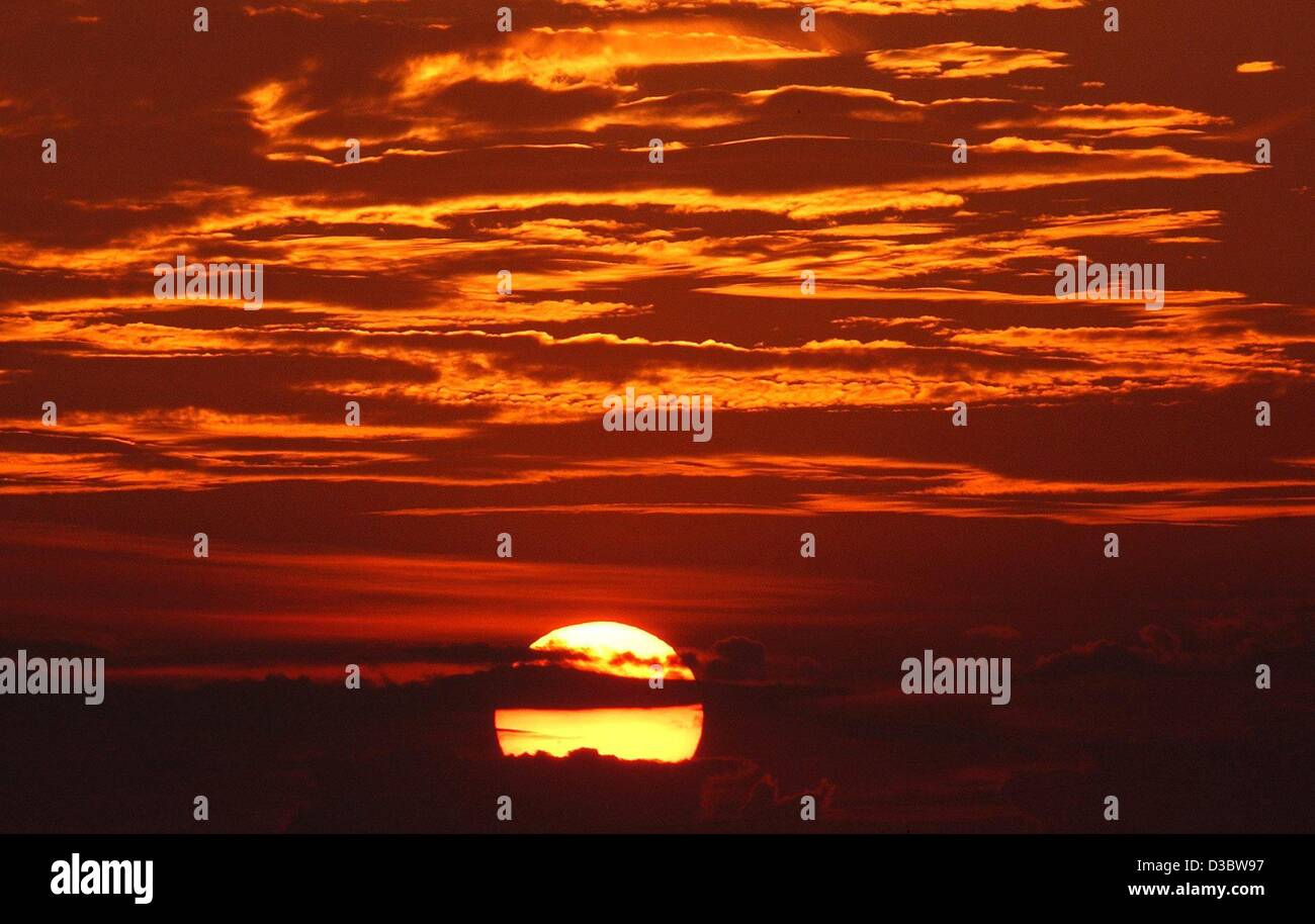 (Afp) - Le soleil se couche près de Munich, le 19 août 2003. Banque D'Images