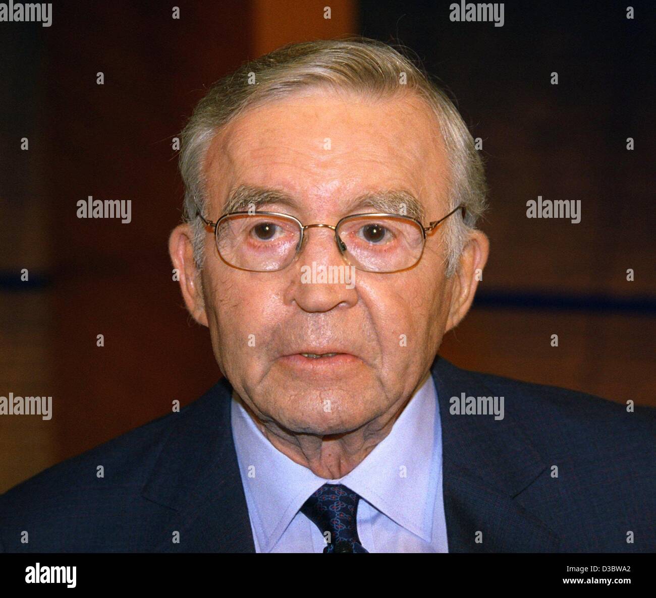 (Afp) - entrepreneur belge André Leysen, représenté à Berlin, 31 août 2003. Leysen avait été membre des conseils de surveillance le groupe chimique allemand Bayer AG et le géant des télécommunications Deutsche Telekom, et il est un ancien président des conseils de surveillance de l'apprentissage guidé Hapag voyages de groupe Banque D'Images