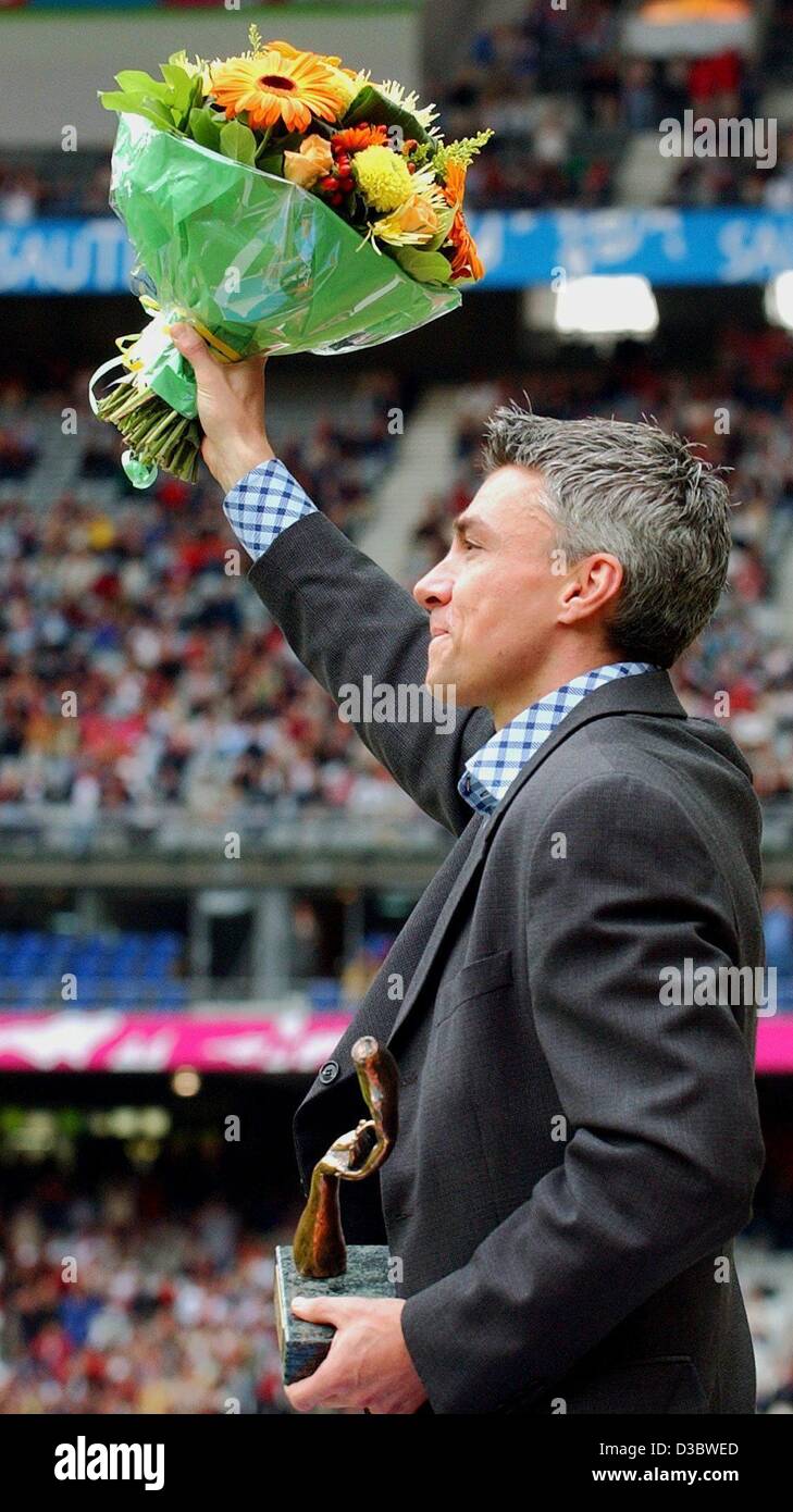 (Afp) - Triple saut, détenteur du record du monde de Jonathan Edwards Grande-bretagne salue la foule après avoir reçu un lifetime achievement award au 9es Championnats du monde d'athlétisme au Stade de France à Paris, le 31 août 2003. Edwards met fin à sa carrière internationale après les Championnats du Monde Banque D'Images