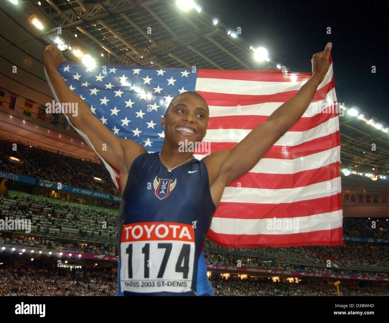 (Afp) - L'athlète nous Kelli White waves le drapeau américain après avoir remporté le 200 m finale aux 9es Championnats du monde d'athlétisme au Stade de France à Paris, le 28 août 2003. Le jeune homme de 26 ans a remporté en un temps de 22,05 secondes, le meilleur temps de l'année. Banque D'Images