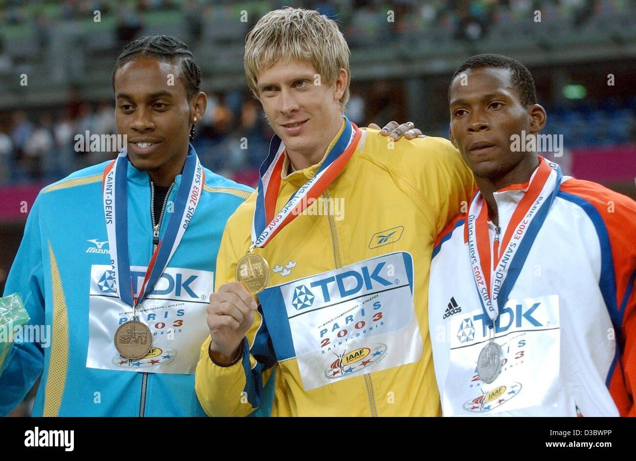 (Afp) - Les gagnants du concours de triple saut hommes, à partir de L : Leevan Sands des Bahamas (bronze), le Suédois Christian Olsson (gold) et cubain Yoandri Betanzos (argent), posent avec leurs médailles sur le podium aux 9es Championnats du monde d'athlétisme au Stade de France à Paris, le 26 août Banque D'Images