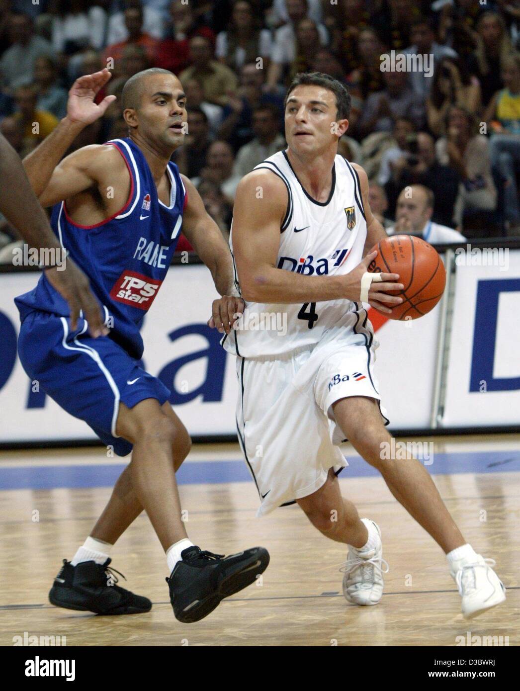 (Afp) - joueur de basket-ball allemand Mithat Demirel (R) se bat contre le Français Tony Parker (L) lors de la Supercup jeu l'Allemagne et la France s'opposant à Brunswick, Allemagne, 24 août 2003. La France remporte le match 76-68. La Supercup 2003 est un tournoi entre la France, la Croatie, la Suède et l'Allemagne, et de la Rega est Banque D'Images