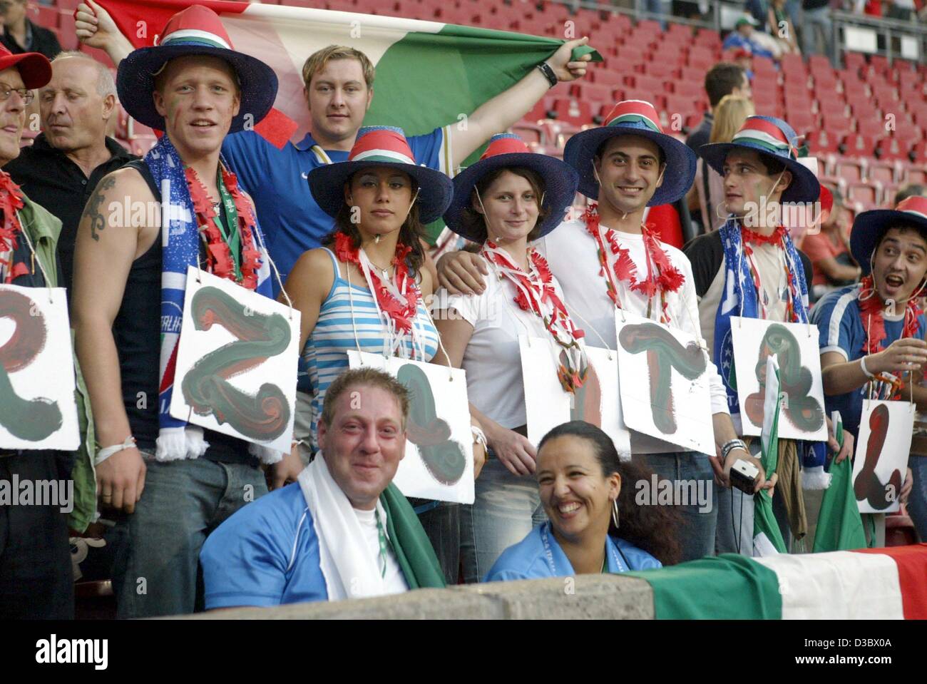 (Afp) - des fans de football italien poser avant l'amical de football entre l'Allemagne et l'Italie à Stuttgart, Allemagne, 20 août 2003. L'Italie gagne 1-0. Banque D'Images