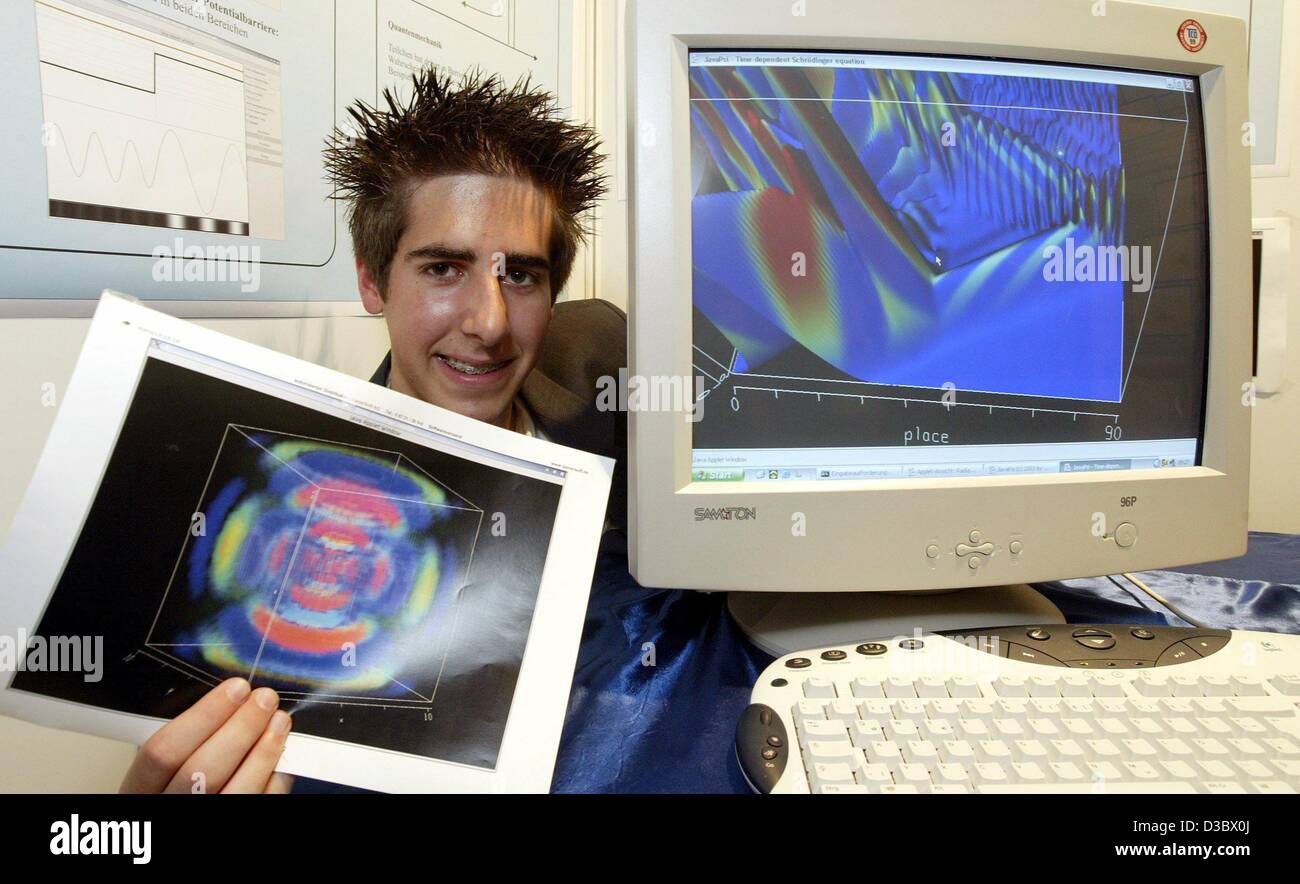 (Afp) - Marcel Schmittfull présente les résultats d'une recherche sur la mécanique quantique dont il a dirigé avec un ordinateur à Ludwigshafen, Allemagne, 25 mai 2003. La recherche a été effectuée pour la "Jugend Forscht" (jeunes) de la recherche de la concurrence dans le domaine de la physique. Schmittfull a été le gagnant de Banque D'Images