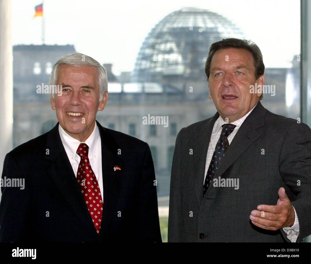 (Afp) - Le Chancelier allemand Gerhard Schroeder (R) des gestes aussi il se félicite Richard Lugar (L), le président de la Commission des relations étrangères du Sénat américain à Berlin, 22 août 2003. Les deux hommes politiques étaient de discuter les relations transatlantiques et la situation en Afghanistan. Banque D'Images