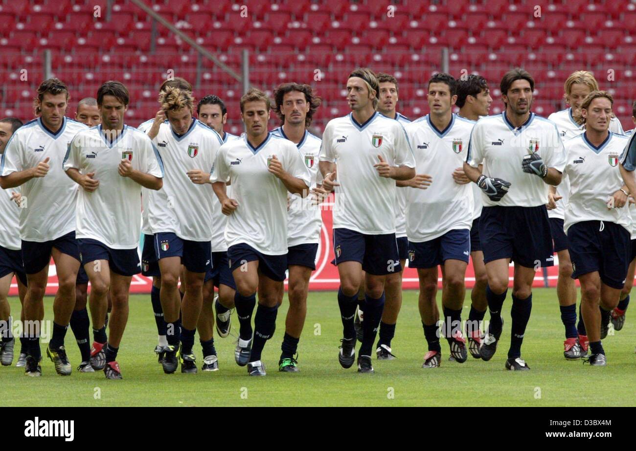 (Afp) - L'équipe nationale de football italienne chauffer pendant un stage de formation à Stuttgart, Allemagne, 19 août 2003. L'Italie fait face à l'Allemagne dans un match amical le mercredi 20 août. Banque D'Images