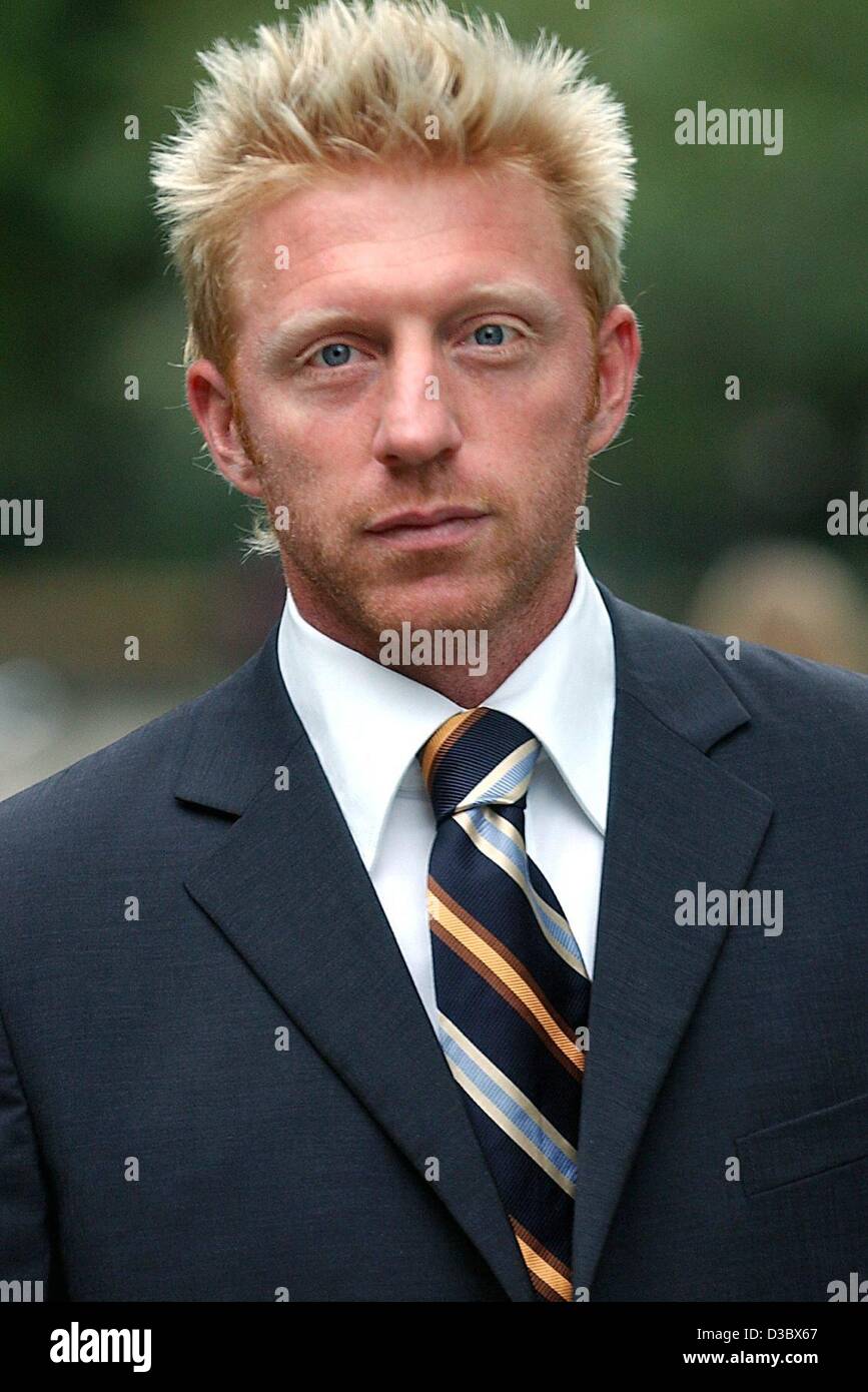 (Afp) - La légende allemande de tennis Boris Becker arrive à la 'Sport Bild' awards à Hambourg, le 18 août 2003. 'Sport Bild' sports (photo), le plus important d'Europe magazine sportif, a rendu hommage aux plusieurs sportifs pour leurs réalisations dans les médias et leurs idées pour le sport. Becker a reçu le prix de la Banque D'Images