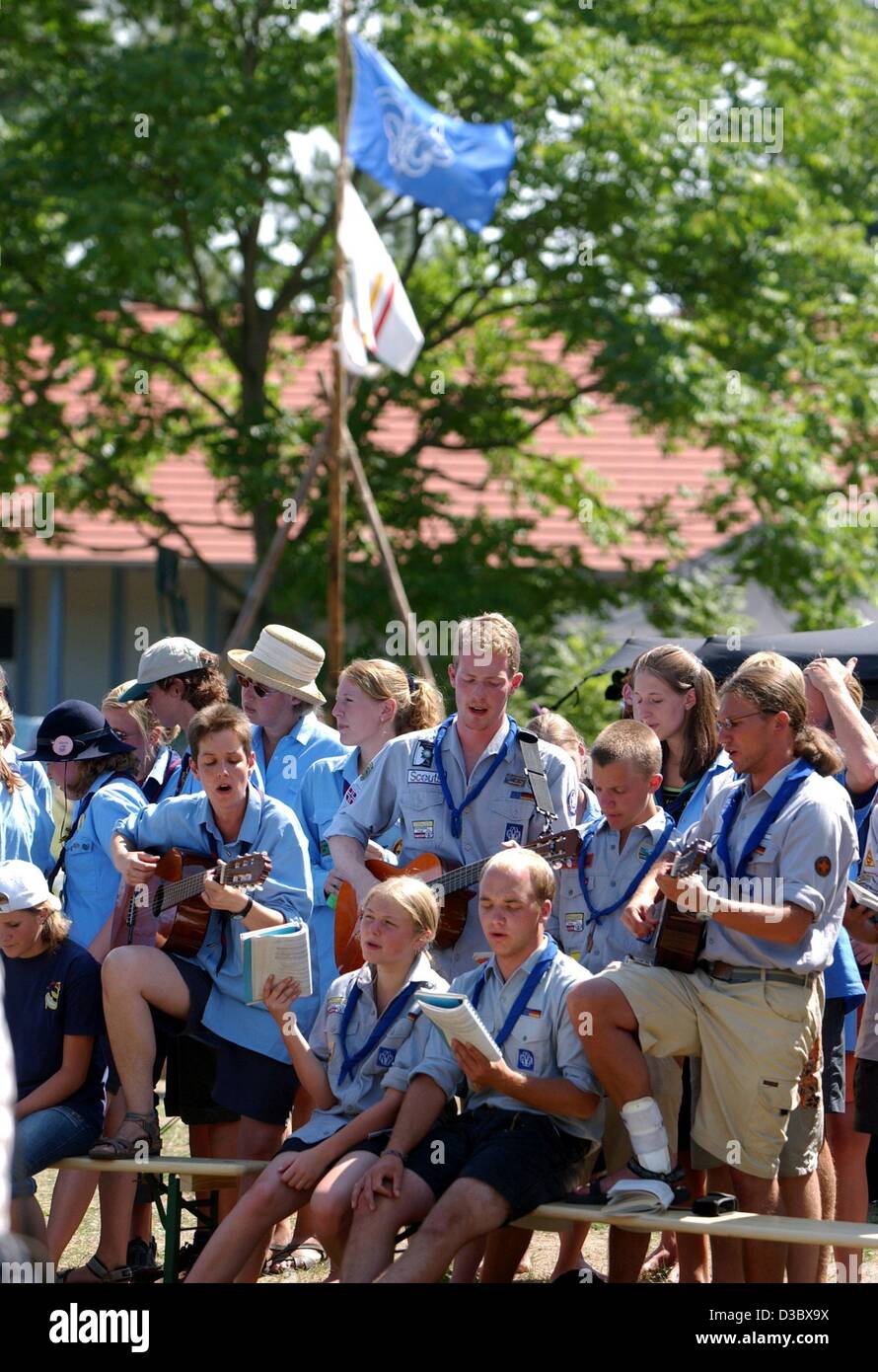 (Afp) - Les membres de la VCP, Verband christlicher Pfadfinder, association des scouts chrétiens se tenir ensemble dans un groupe, jouer de la guitare et chanter au cours d'une réunion à camp Großzerlang, Allemagne, le 8 août 2003. Le Général britannique Sir Robert Stephenson Smith Baden-Powell formé de jeunes garçons comme sco Banque D'Images