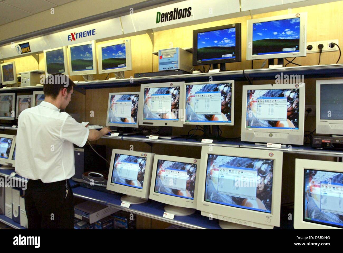 (Afp) - L'écran de l'ordinateur sont alignés dans une étagère d'un magasin d'électronique à Riga, Lettonie, 25 mai 2003. La Lettonie, situé au nord-est de l'Europe avec un littoral long de la mer Baltique, est géographiquement au milieu des trois pays baltes. Du point de vue de l'histoire qu'elle partage avec ses voisins baltes : Banque D'Images