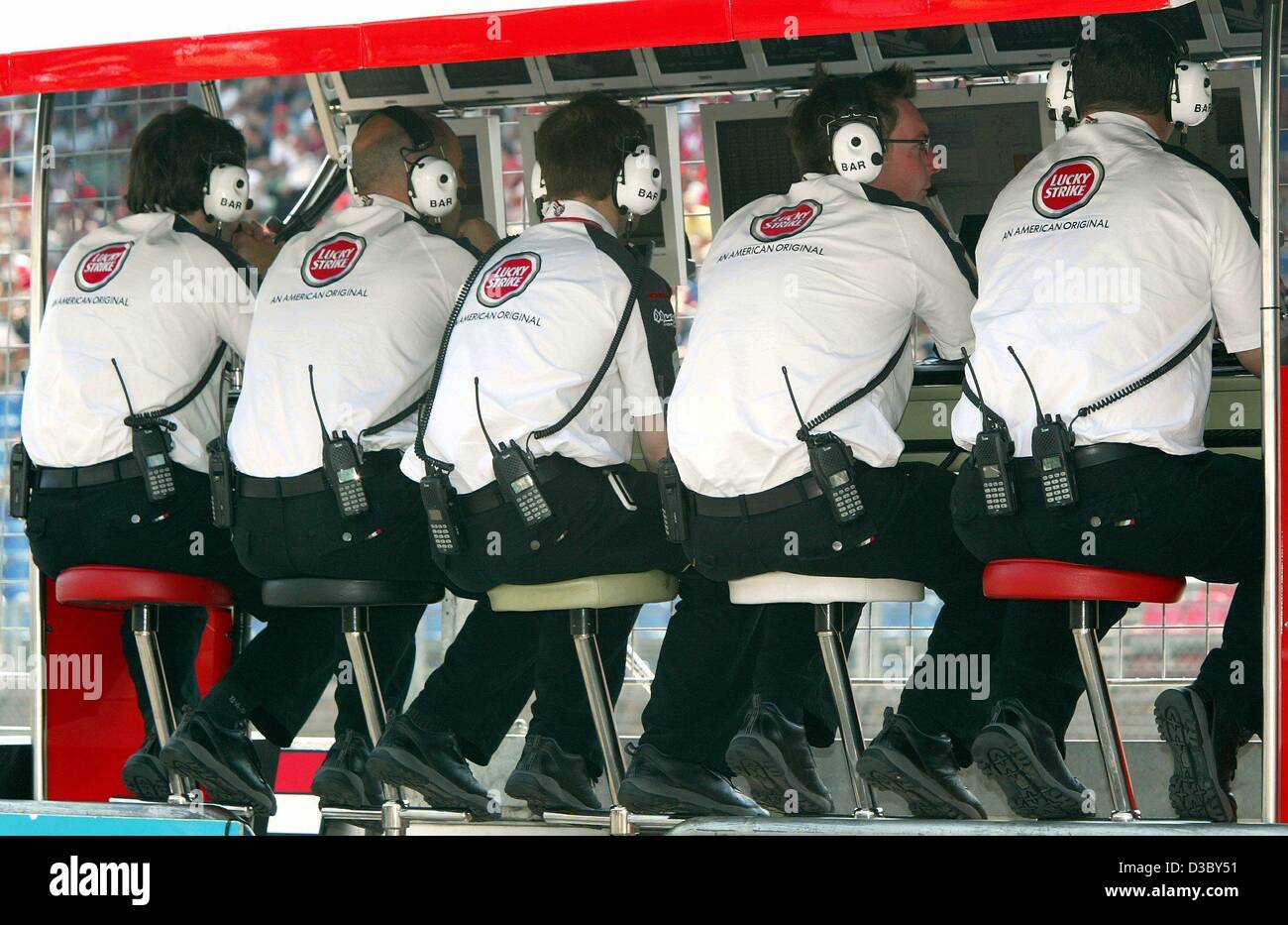 (Afp) - Les membres de l'équipe de Lucky Strike BAR Honda sont assis à la position de commando pendant la première formation qualifiante sur la bague d'Hockenheim race track à Hockenheim, Allemagne, 1 août 2003. La 12ème course du championnat du monde, le Grand Prix d'Allemagne, aura lieu le 3 août Banque D'Images (Afp) - Les membres de l'équipe de Lucky Strike BAR Honda sont assis à la position de commando pendant la première formation qualifiante sur la bague d'Hockenheim race track à Hockenheim, Allemagne, 1 août 2003. La 12ème course du championnat du monde, le Grand Prix d'Allemagne, aura lieu le 3 août Banque D'Images