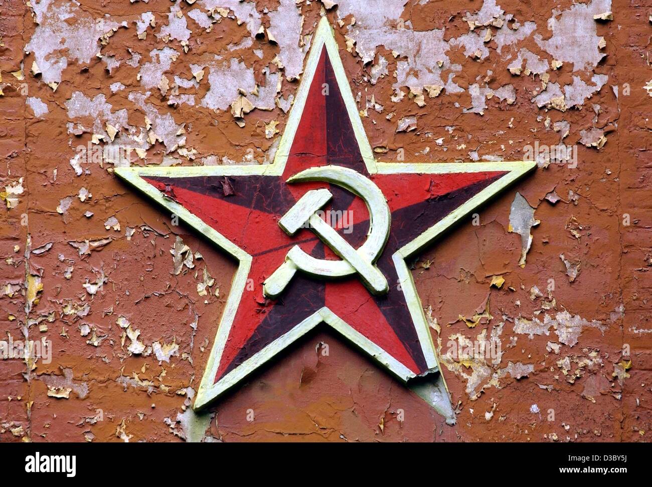 (Afp) - Une étoile rouge soviétique avec le marteau et la faucille sur le logo l'façade de la 'red'abandon dans des casernes Frankfurt Oder, Allemagne de l'Est, 12 juillet 2003. La caserne était occupé par l'armée soviétique au temps de la République démocratique allemande (RDA) et sont maintenant vacants. Je Banque D'Images