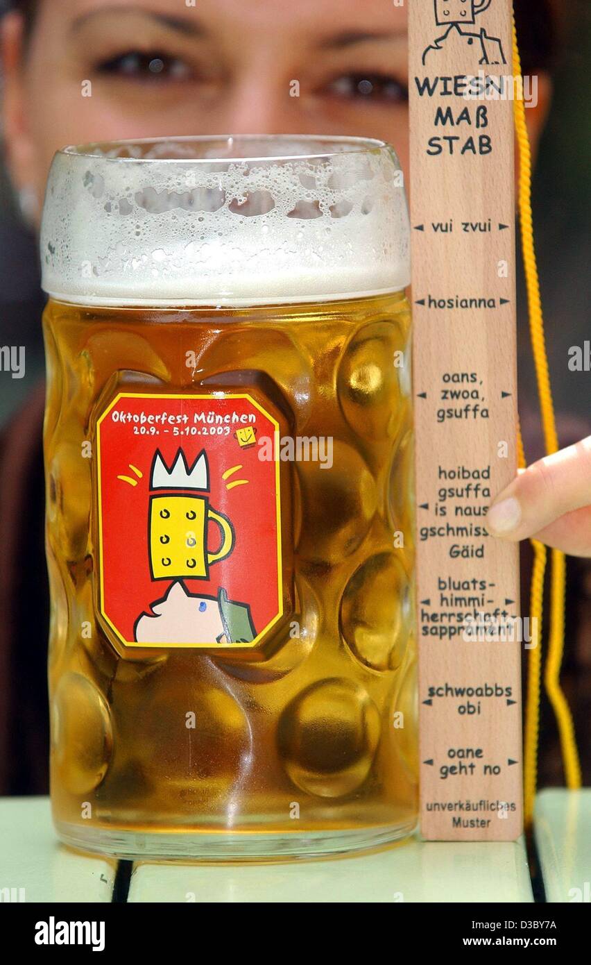 (Afp) - Martina mesure un Stein de bière avec le Wiesn (Mass-Stab « la mesure de stick', ou, dans un sens double 'stein stick') au cours d'une conférence de presse pour le 170e Oktober Fest de Munich, 31 juillet 2003. La règle indique les différents niveaux de la bière dans le verre à l'Allgaeu Langue : (à partir de Banque D'Images