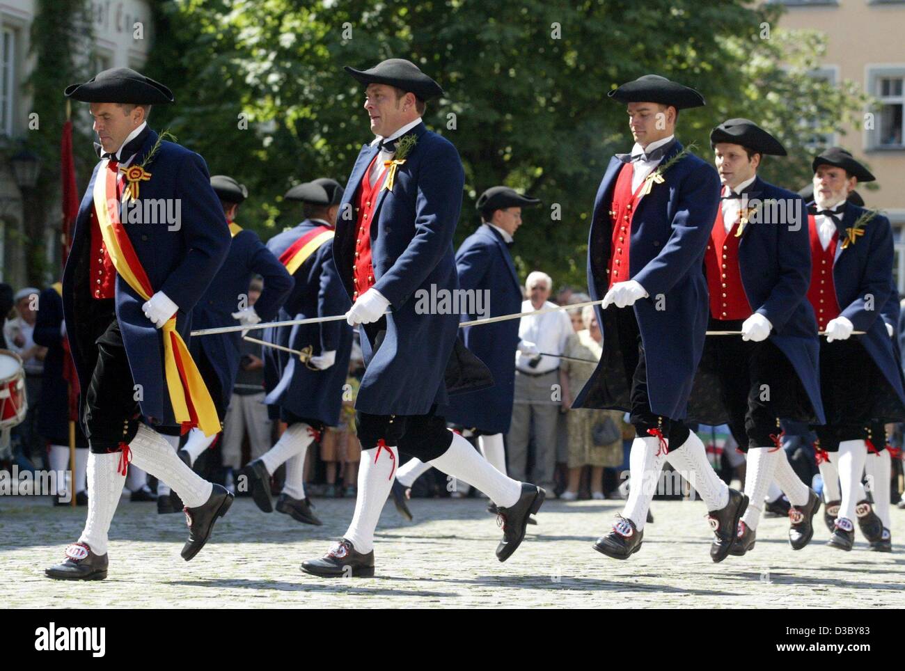 (Afp) - Après la "procession" suédois hommes vêtus de vêtements traditionnels de la danse 'sword dance" dans les rues d'Überlingen, Allemagne du sud, le 13 juillet 2003. La danse remonte à l'époque de la guerre de Trente Ans, lorsque 100 soldats allaient à l'église avant une bataille contre les Suédois, et qu'un Banque D'Images