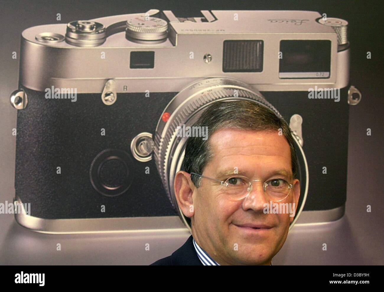 (Afp) - Hanns-Peter Cohn, directeur général de l'Leica Camera group, pose au cours de la conférence de presse sur les résultats à Francfort, 30 juillet 2003. Leica a annoncé les chiffres de l'exercice 2002/2003. Au premier trimestre de l'année d'entreprise l'entreprise est passée dans le rouge, mais s'attend à faire une légère prof Banque D'Images