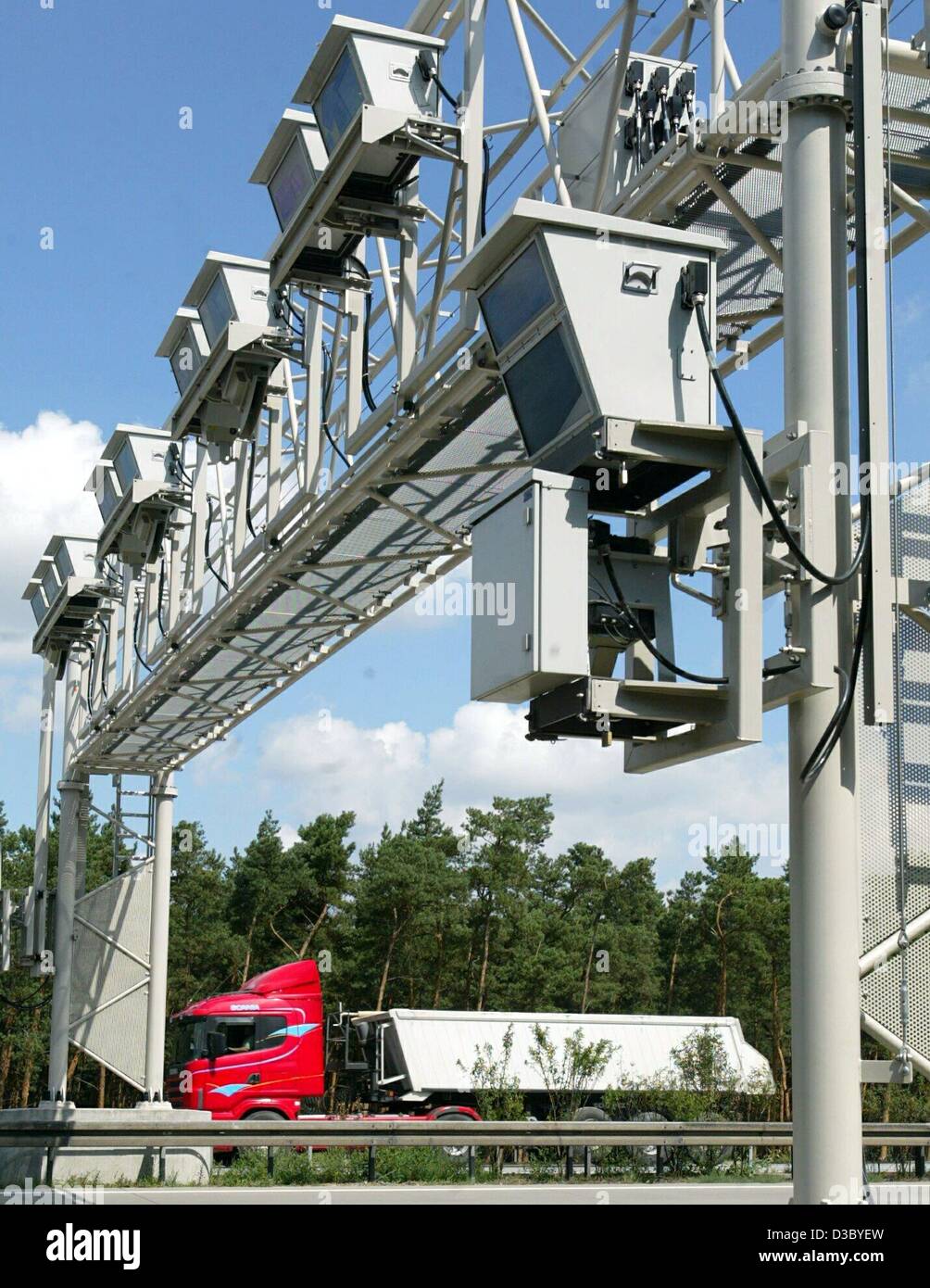 (Afp) - un camion passe sous un pont à péage sur l'autoroute A2 près de Lostau, Allemagne, 28 juillet 2003. À partir du 1er septembre 2003, les conducteurs de poids lourds en Allemagne auront à payer un péage en moyenne de 12,4 cents. Le prélèvement des péages seront automatiquement enregistrées par les dispositifs électroniques ins Banque D'Images