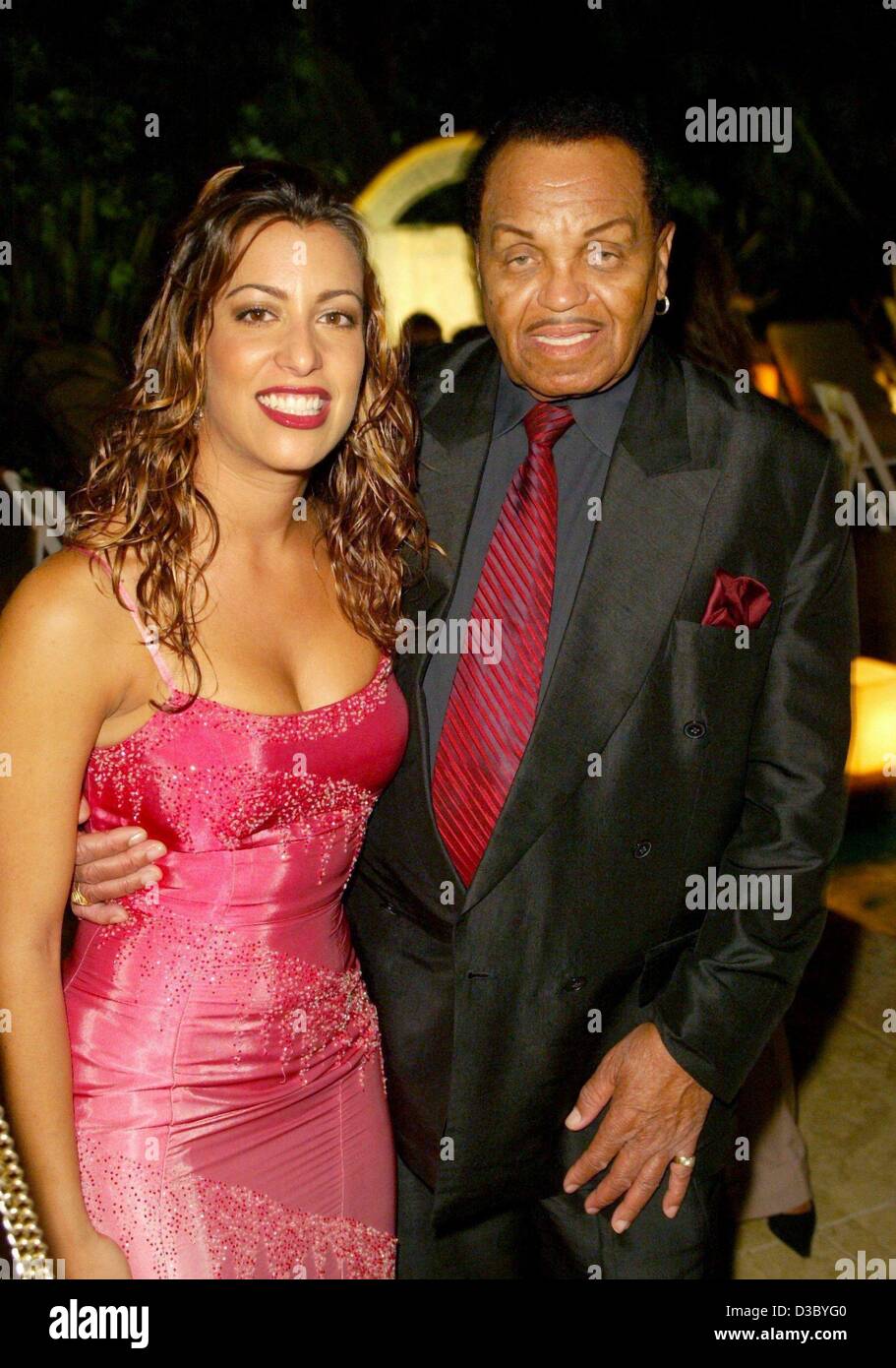 (Afp) - Joe Jackson et le chanteur et artiste Limore Twena posent dans une villa Benoît Canyon, Hollywood/Californie, USA, 25 juillet 2003. Le père de la pop star Michael Jackson et fondateur de la légendaire "Jackson Five' célèbre ici dans son 75e anniversaire le 26 juillet. Seulement quelques célébrités assister à Banque D'Images