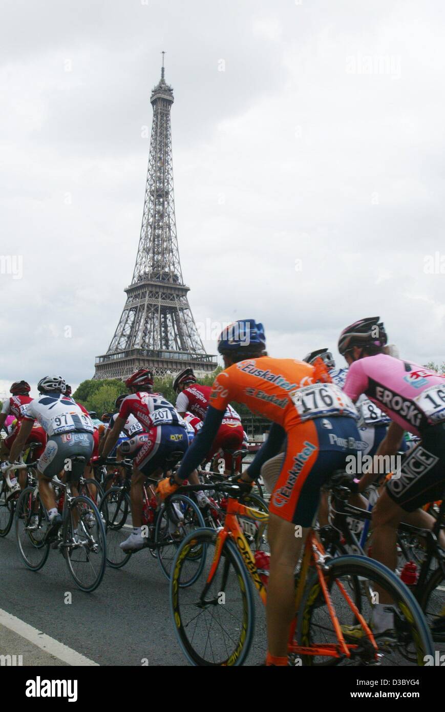 (Afp) - Les cyclistes approche le célèbre monument parisien, la Tour Eiffel, comme ils montent par Paris lors de la 20e étape du Tour de France 2003 course cycliste à Paris, 27 juillet 2003. Le 152km de long, dernière étape de la visite est le vélo de Ville-d'Avray à l'arrivée sur les Champs-Elysées Banque D'Images