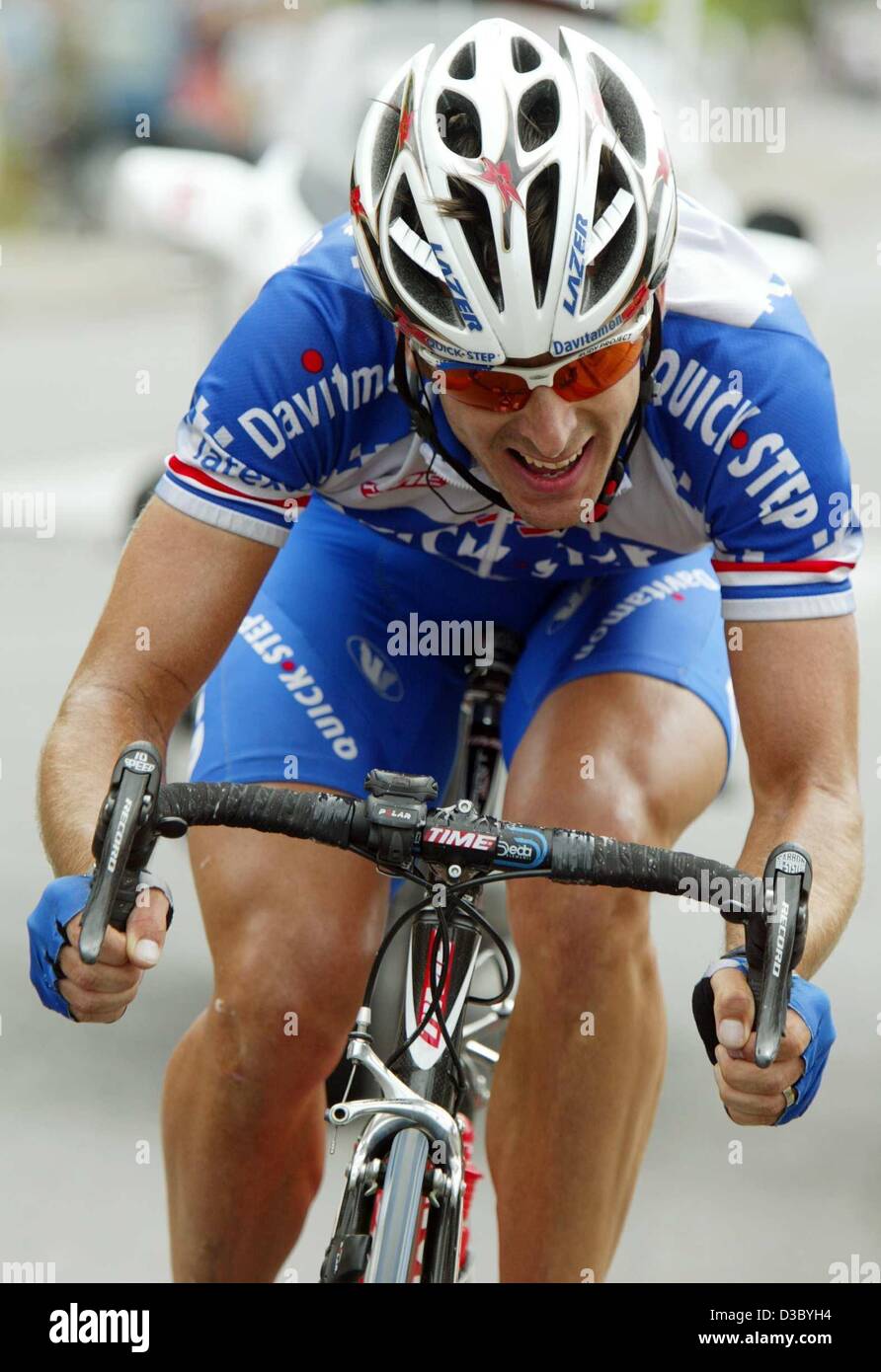 (Afp) - le néerlandais Servais Knaven en Hollande de Quick Step-Davitamon pouvoirs pour gagner la 17e étape du Tour de France 2003 cycliste de Dax à Bordeaux, le 24 juillet 2003. Banque D'Images