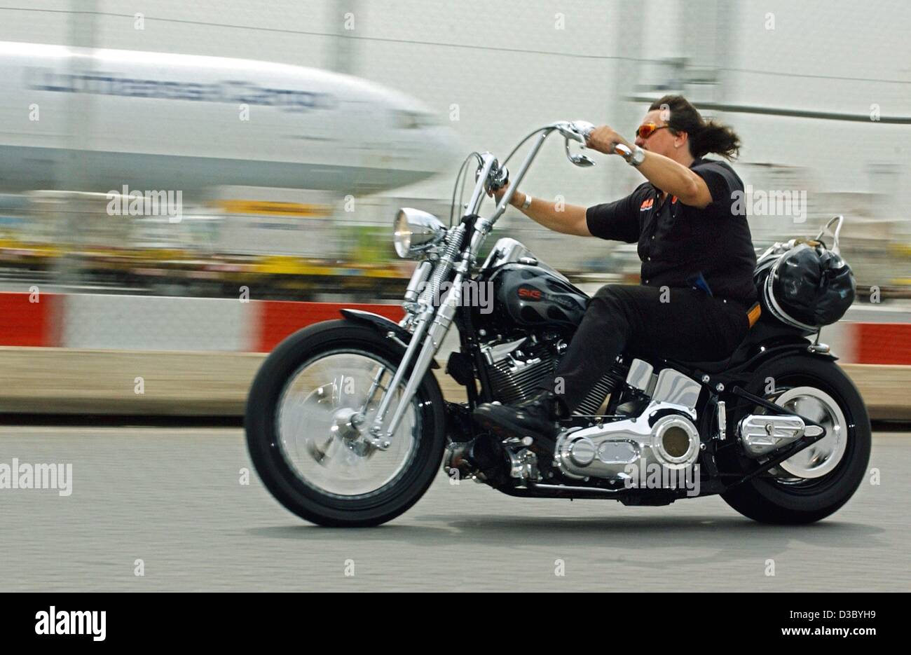 Afp Un Homme Sur Une Moto Harley Davidson Rides Passe Un Lufthansa Cargo Boeing Sur L Aeroport De Francfort 24 Juillet 03 En Ce Moment Plus De 140 Harleys Sont Expedies Aux