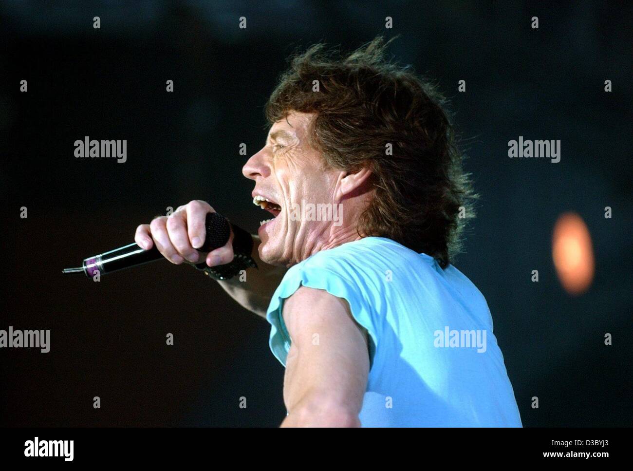 (Afp) - le chanteur des Rolling Stones Mick Jagger joue sur la scène en tant que vétéran de la rockers continuer l'Allemagne de leur tournée mondiale actuelle lèche à Hambourg, 24 juillet 2003, deux jours avant que Jagger l'âge de 60 ans. La bande a permis de divertir le monde avec leurs chansons pour quarante ans. Banque D'Images