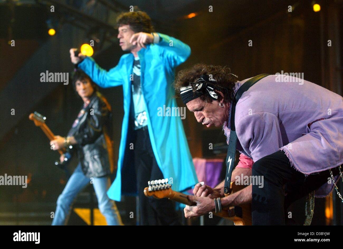 (Afp) - Les Guitaristes Keith Richards (R) et Ron Wood (L) avec le leader du groupe, Mick Jagger sur scène que les Rolling Stones continuent l'Allemagne de leur tournée mondiale actuelle lèche à Hambourg, 24 juillet 2003, deux jours avant que Jagger l'âge de 60 ans. La bande a permis de divertir le monde avec leur Banque D'Images