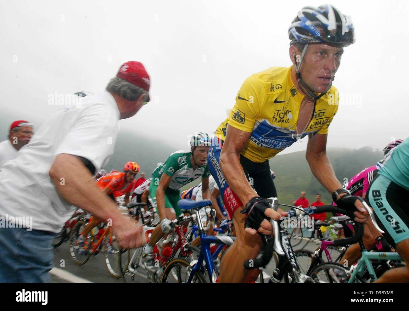 (Dpa) - US Postal-Berry Floor's Lance Armstrong (R) des États-Unis passe par un spectateur lors de la 16e étape du Tour de France 2003 cycliste de Pau à Bayonne, France, le 23 juillet 2003. Armstrong a conservé l'ensemble du plomb. Banque D'Images