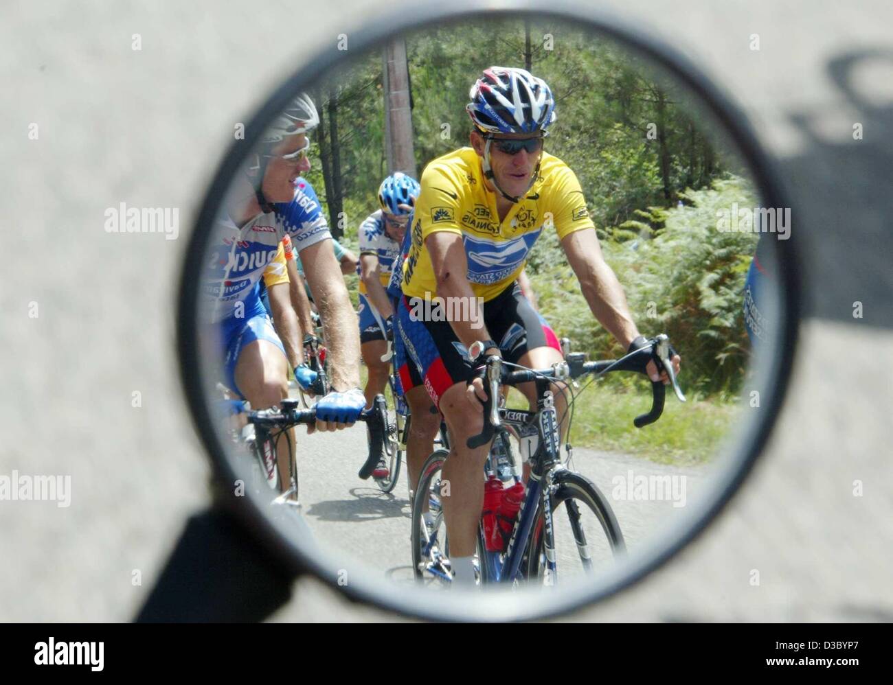 (Dpa) - US Postal-Berry Floor's Lance Armstrong de l'US, portant le maillot jaune de leader du classement général, se reflète dans le miroir d'une moto au cours de la 17e étape du Tour de France 2003 cycliste de Dax à Bordeaux, France, 24 juillet 2003. Banque D'Images