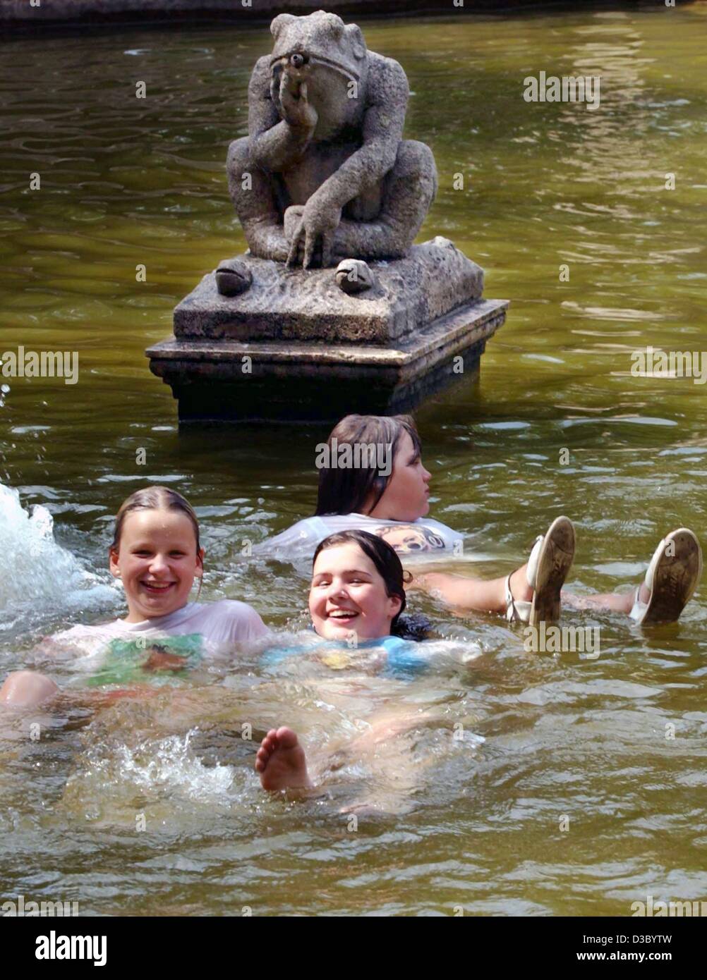 (Afp) - la grenouille dans la fontaine de conte de fées ressemble un peu déçu : aucun des jeunes femmes qui sont à ses pieds semble vouloir s'embrasser... photographié dans le district de Friedrichshein à Berlin, le 23 juillet 2003. Banque D'Images