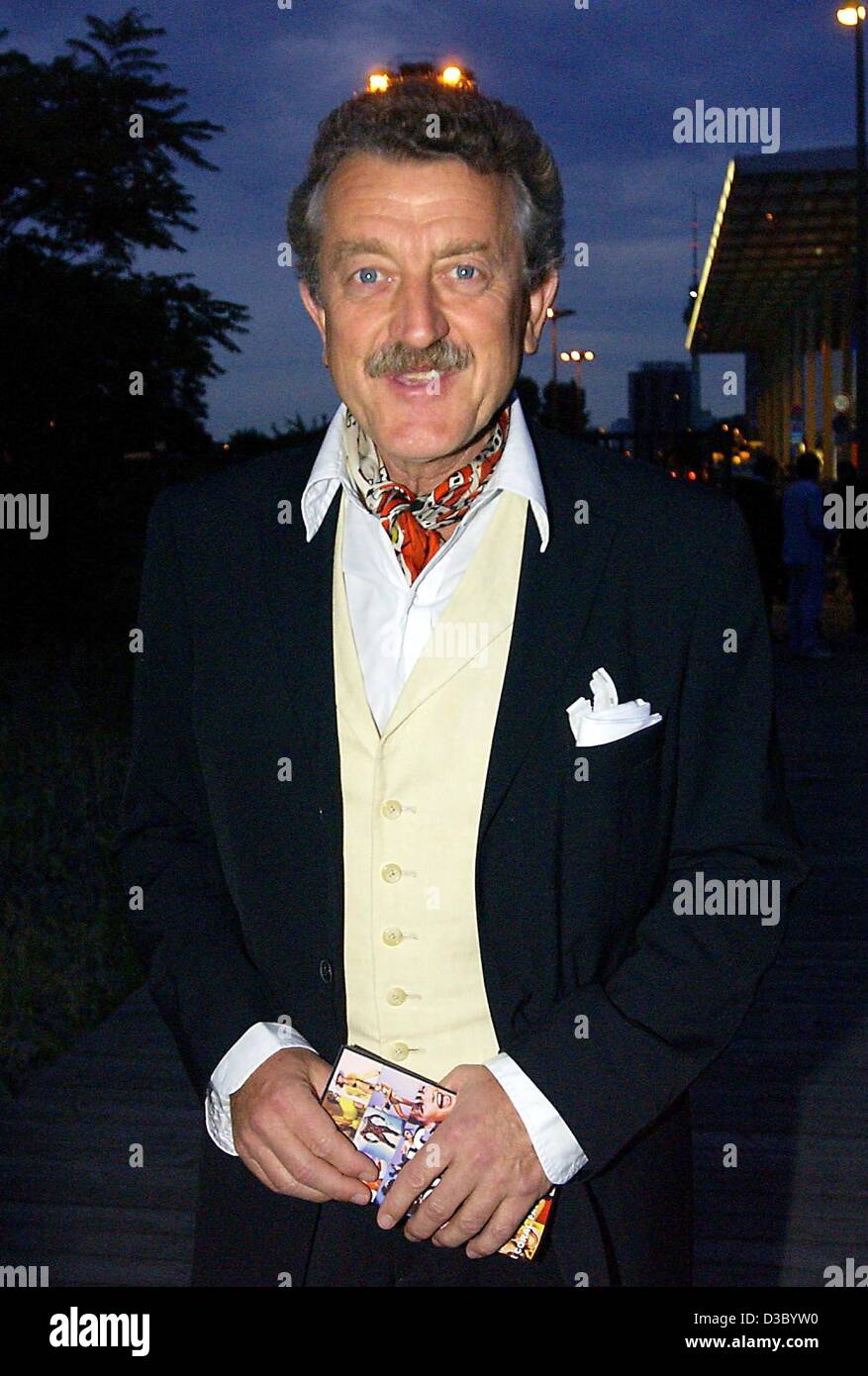 (Afp) - Dieter Meier, chanteur et auteur-compositeur du groupe électro-pop Suisse Yello, photographié à son arrivée pour le patron fashion show à la gare de Berlin, 17 juillet 2003. Banque D'Images