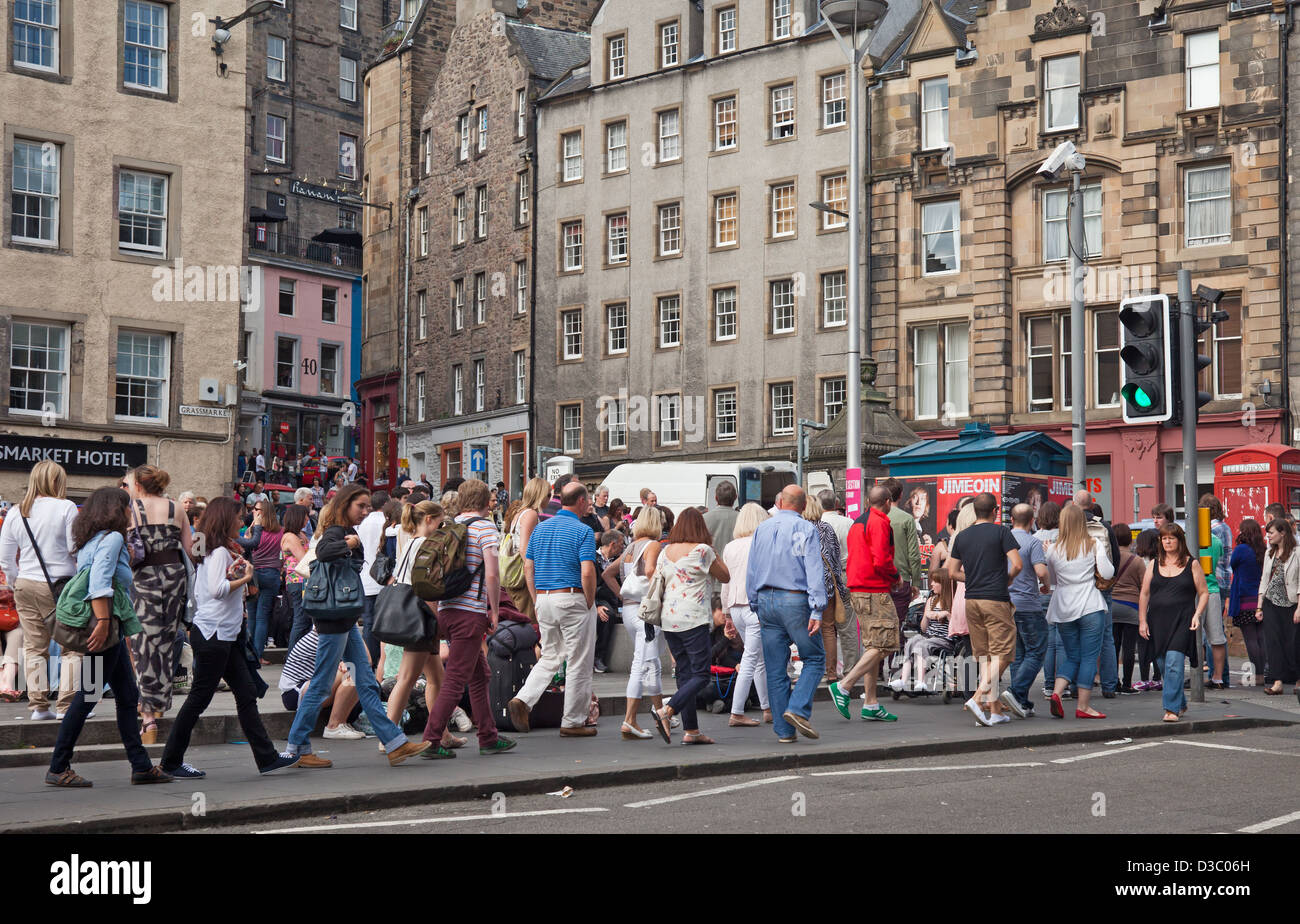 Foule de gens, surtout des touristes et visiteurs d'Edimbourg, dans le quartier de Grassmarket, un bas niveau historique, rue de la vieille ville. Banque D'Images