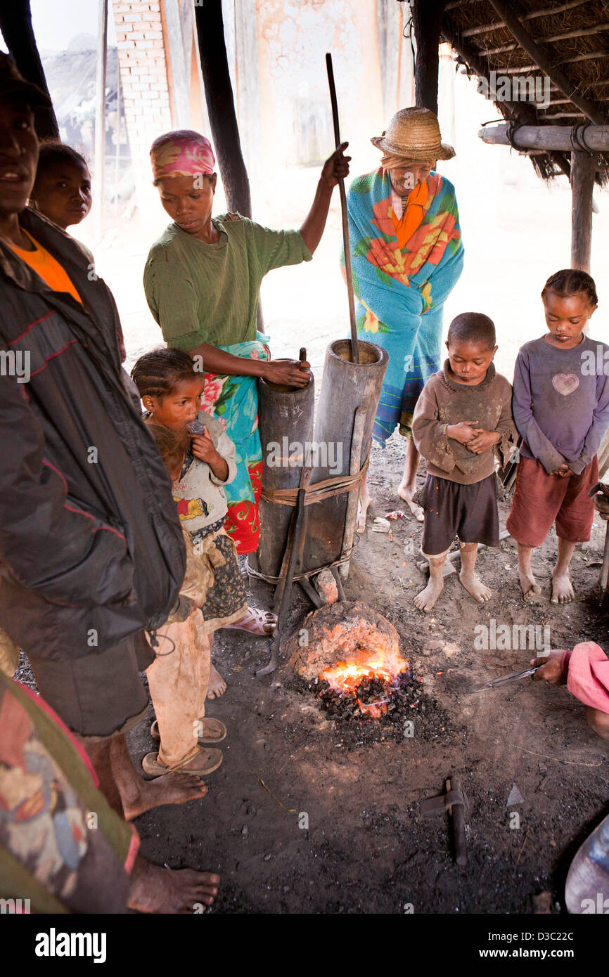 Madagascar, Ranomafana, travail du fer village, femme, soufflets de pompage pour garder chaud forge Banque D'Images