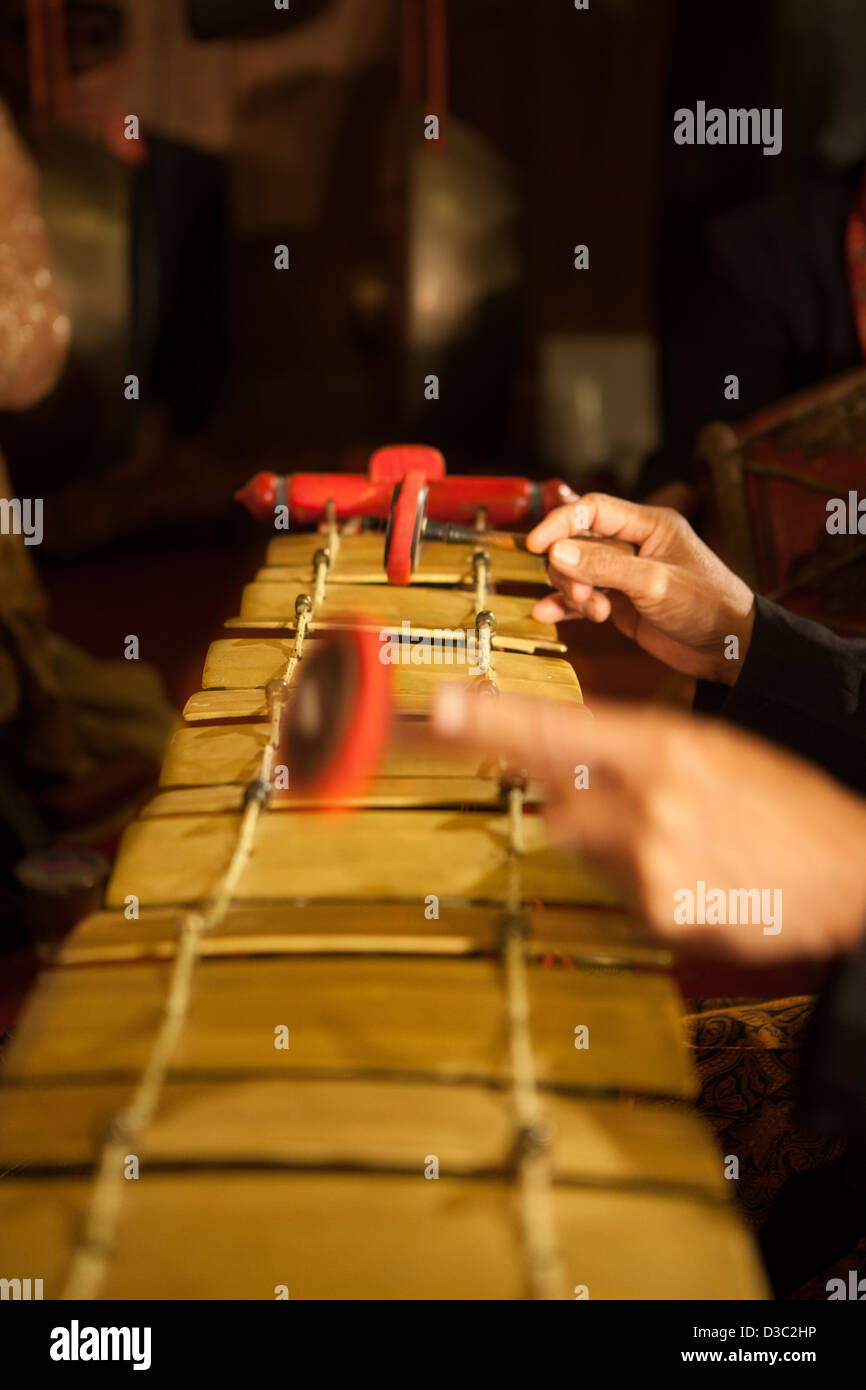 L'indonésien javanais original, instrument de musique classique ; le gamelan Banque D'Images L'indonésien javanais original, instrument de musique classique ; le gamelan Banque D'Images