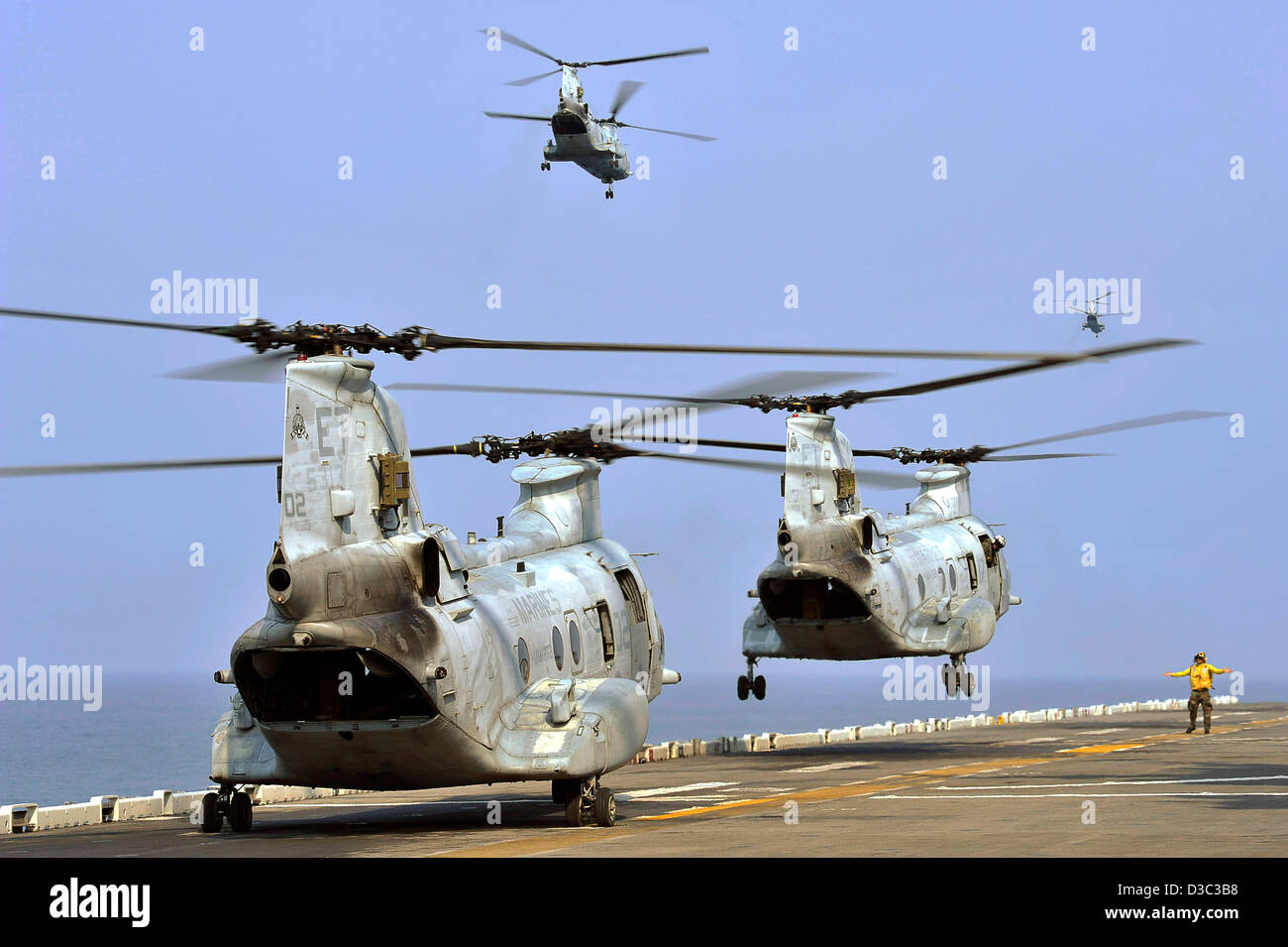 US Navy CH-46E Sea Knight helicopters décolle de l'assaut amphibie USS Bonhomme Richard 14 février 2013, dans le golfe de Thaïlande. Le Bonhomme Richard Groupe amphibie prend part à un cobra Gold, Thai-U.S. exercice conjoint. Banque D'Images
