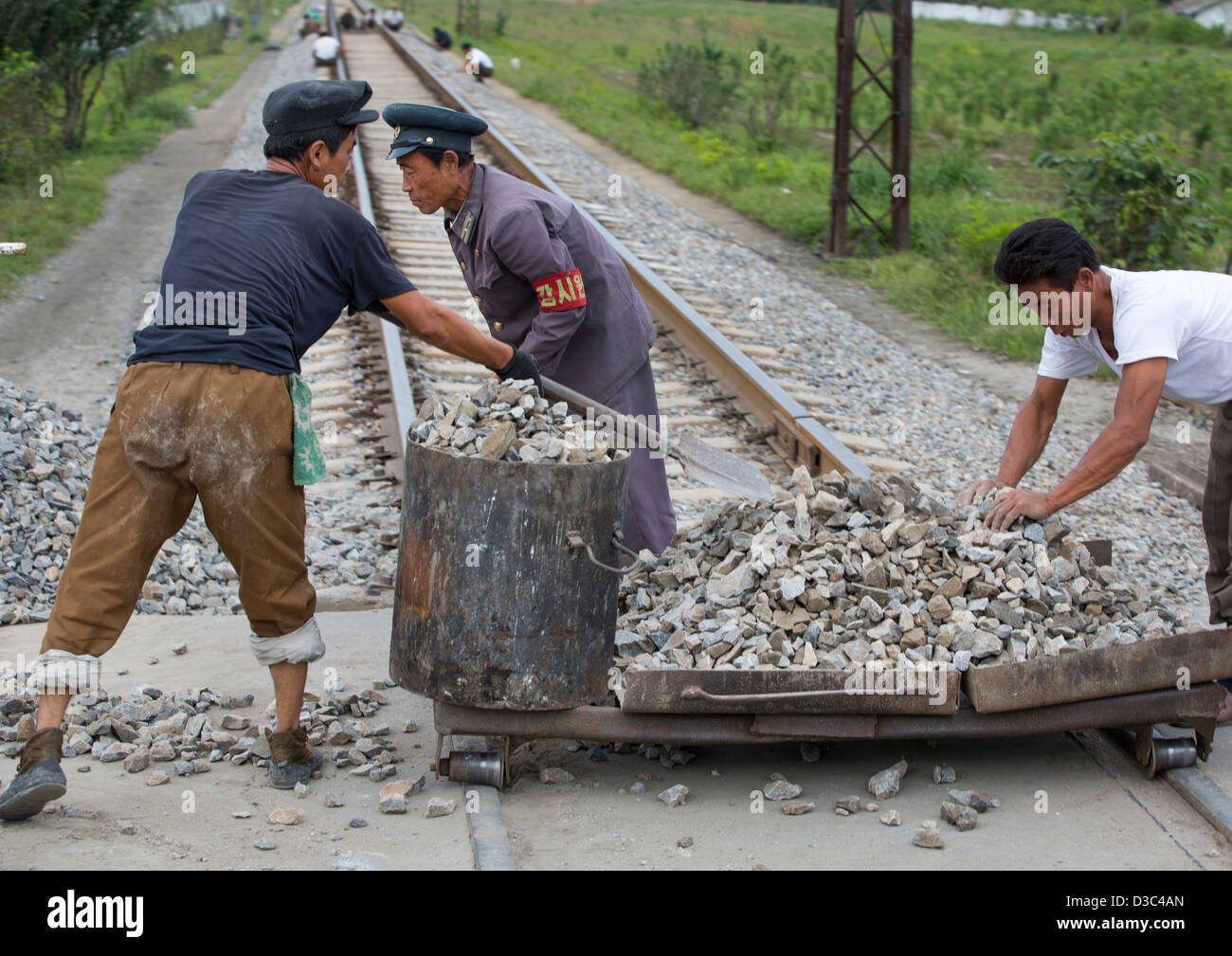 Les hommes de la Corée du Nord à travailler sur les chemins de fer, Hamhung, la Corée du Nord Banque D'Images