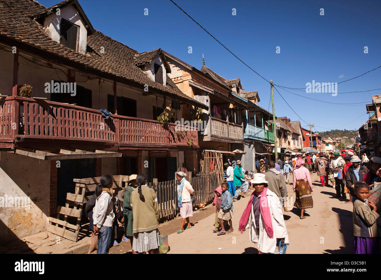 Madagascar, Ambositra, marché de Sandrandahy festivaliers dans main street Banque D'Images