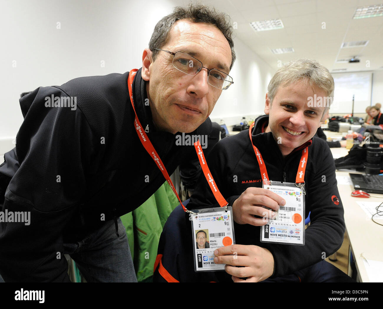 L'agence de presse tchèque CTK photographe du Vondrous Romain (à droite) a remporté le premier prix dans la catégorie des sports photo stories dans le prestigieux World Press Photo contest, ses organisateurs ont annoncé sur le site web du concours d'aujourd'hui. Vondrous a été décerné pour sa série de photographies du Grand Pardubice (Velka pardubicka steeple). Photo de gauche est photographe Alberto Pizzoli AFP qui a été attribué dans le cadre d'hôtel - Images - photos de l'année de concours. Prix : à Nove Mesto, en République tchèque le 15 février 2013 (Photo/CTK Lubos Pavlicek) Banque D'Images