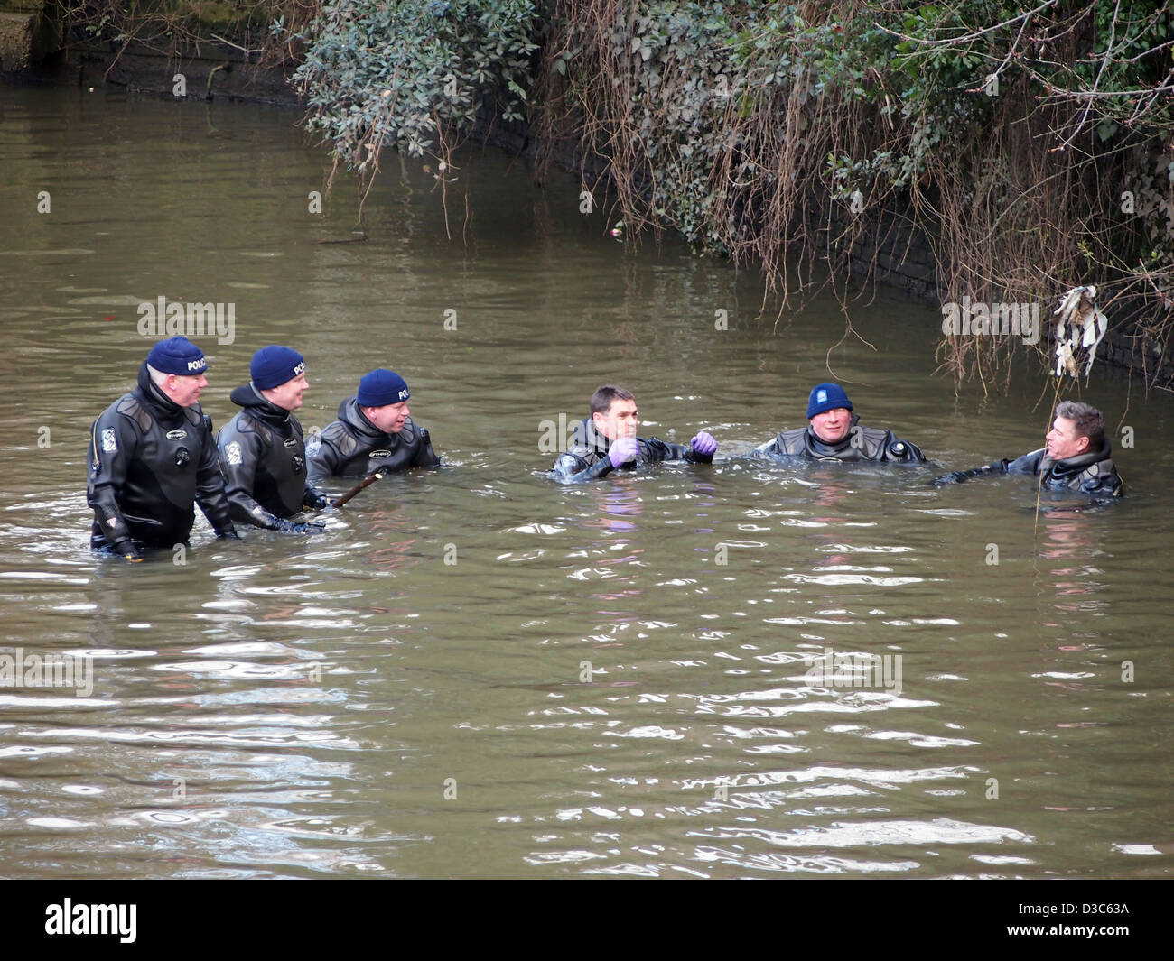Les plongeurs de la police recherche de personne disparue dans la rivière à Brentford Banque D'Images